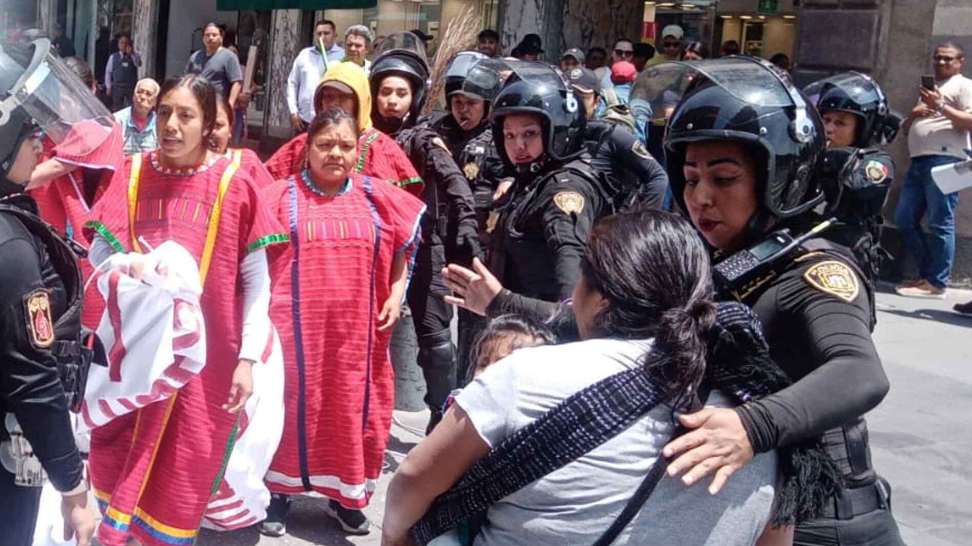 Integrantes De Comunidad Triqui Se Enfrentan Con Policías En El Centro Histórico De La Cdmx N 7924