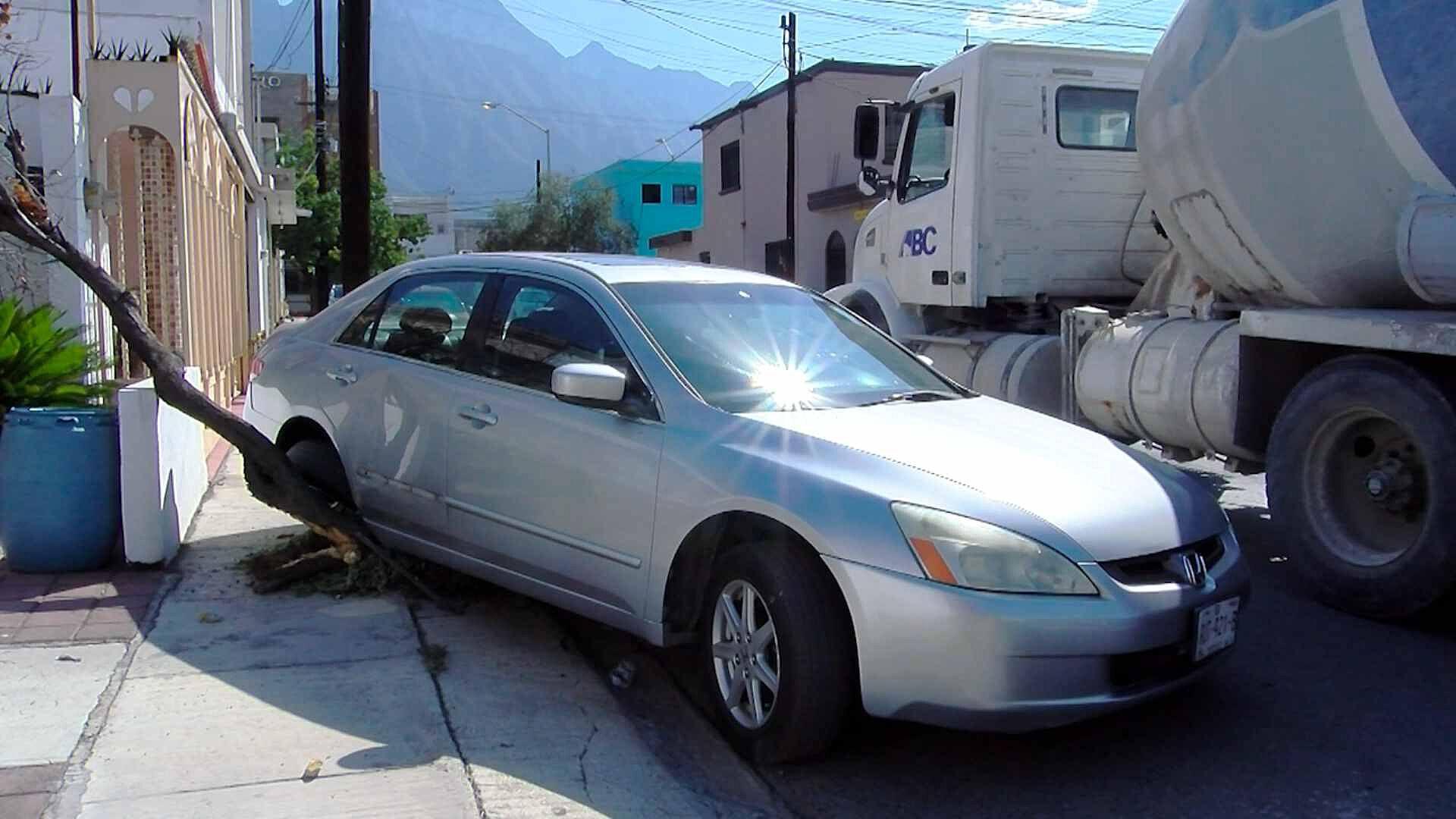 Revolvedora se Queda sin Frenos y Choca Carro en Monterrey, NL | N+