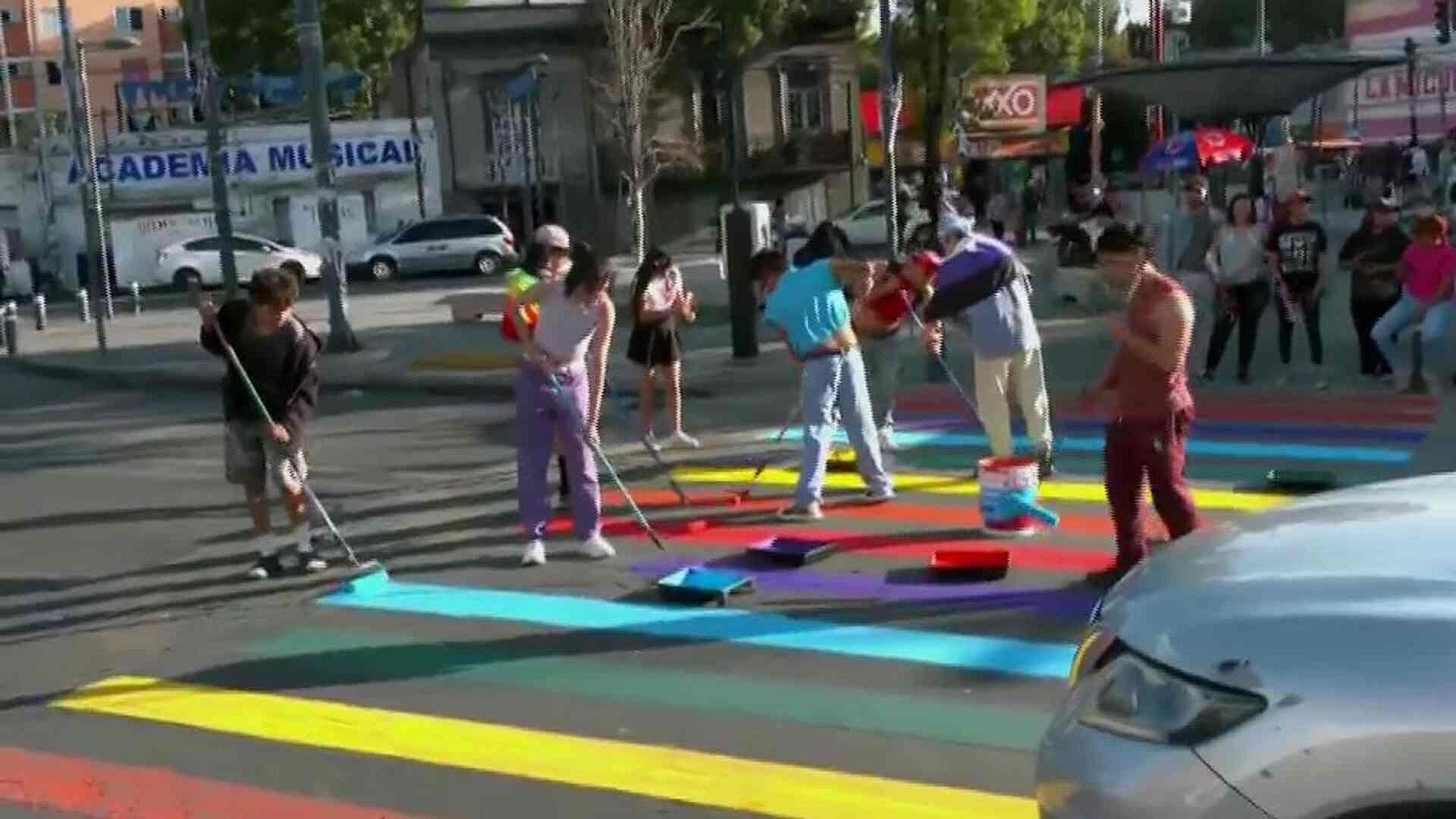 En Vivo: Pintan Pasos Peatonales con Colores de la Bandera del Orgullo ...