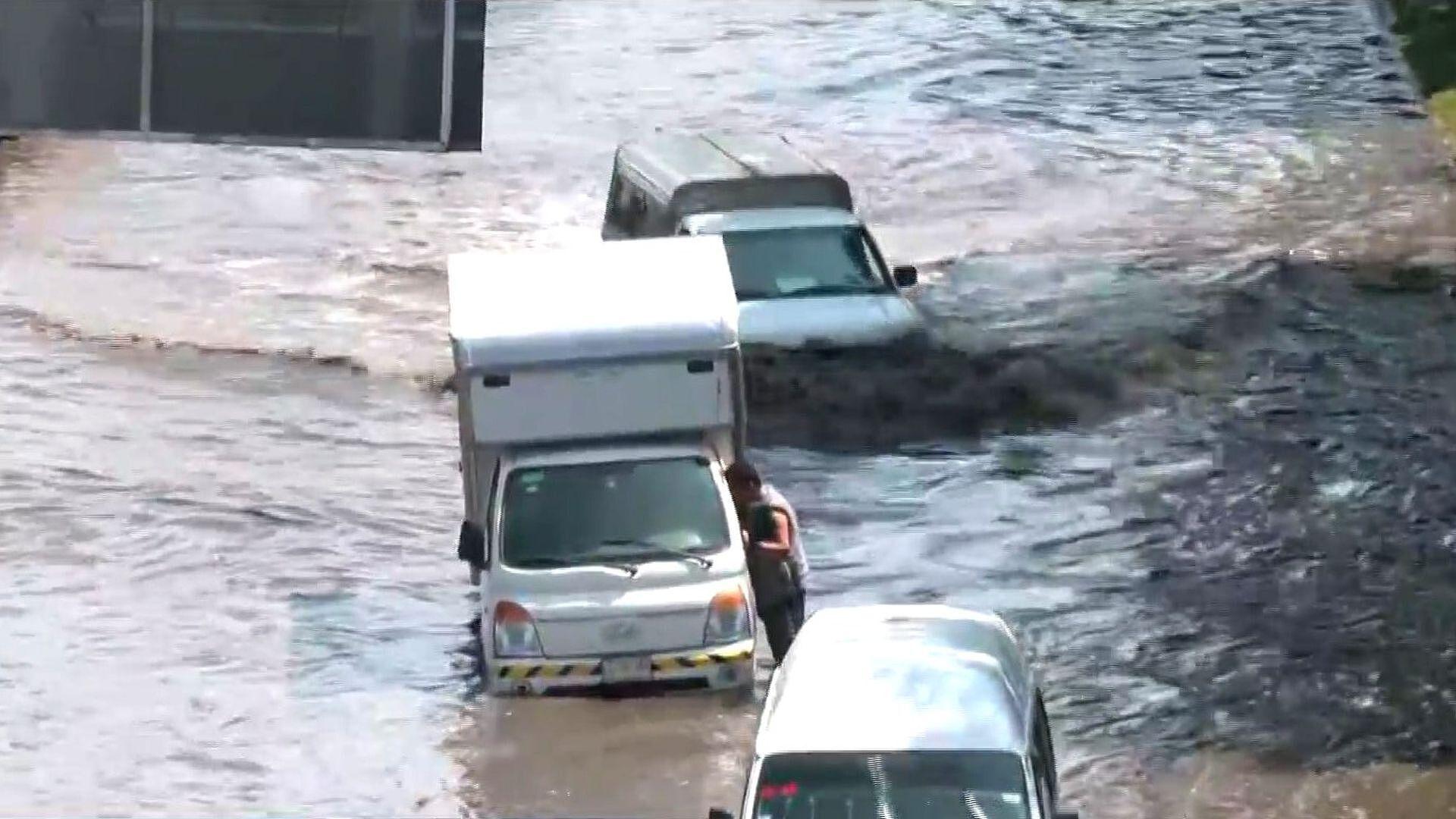 Lluvias En Edomex: Vehículos Se Quedan En Encharcamiento En Av. Central ...