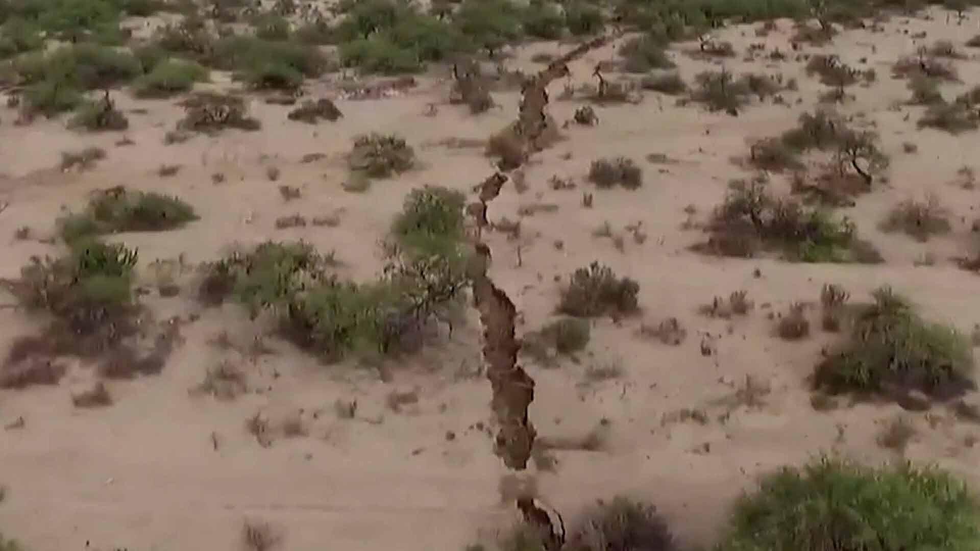 Se Forma Gigantesca Grieta en la Tierra que Preocupa a Habitantes de ...