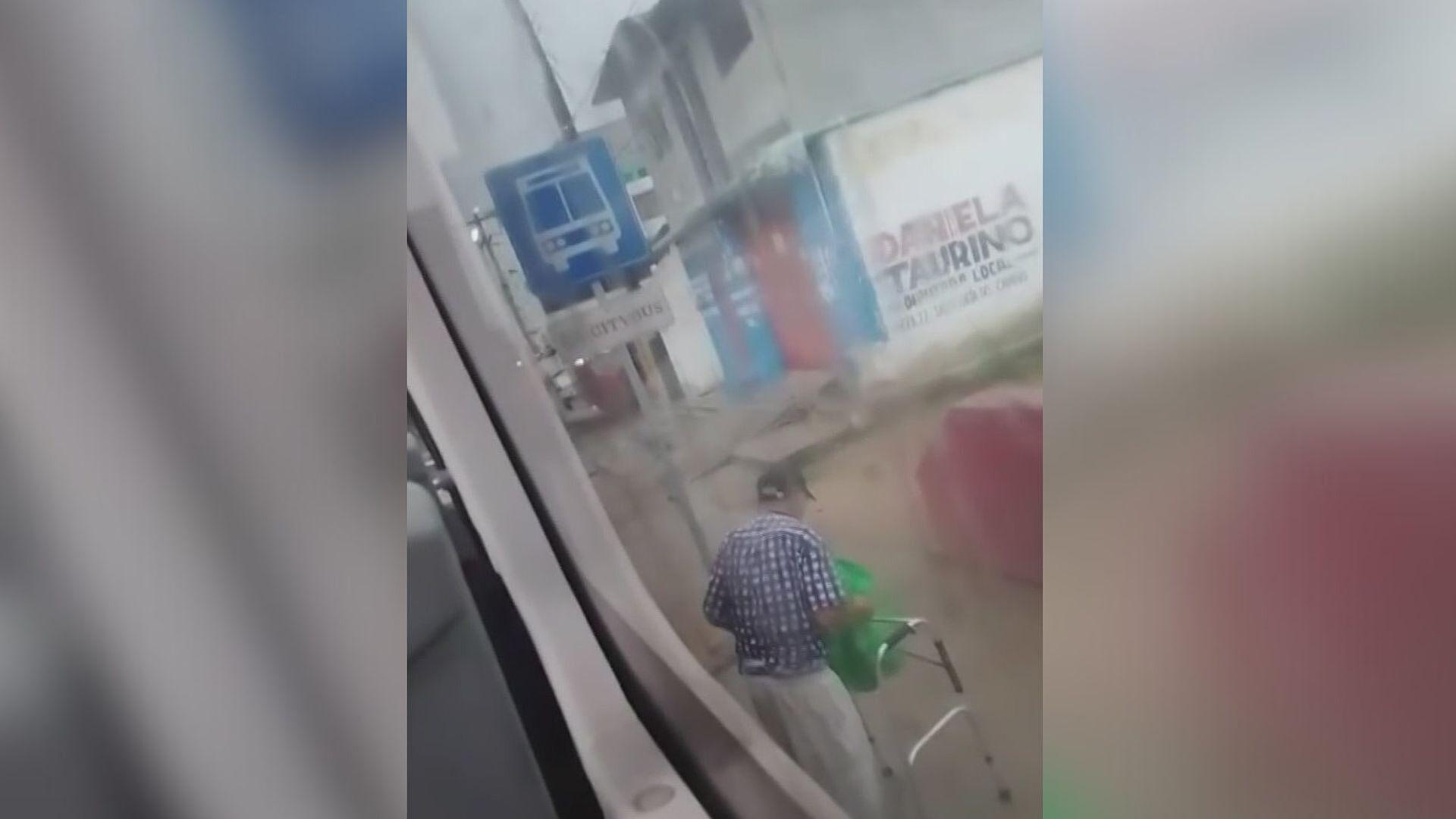 Conductor de Microbús en Oaxaca Ayuda a Adulto Mayor; Su Acto de Bondad ...