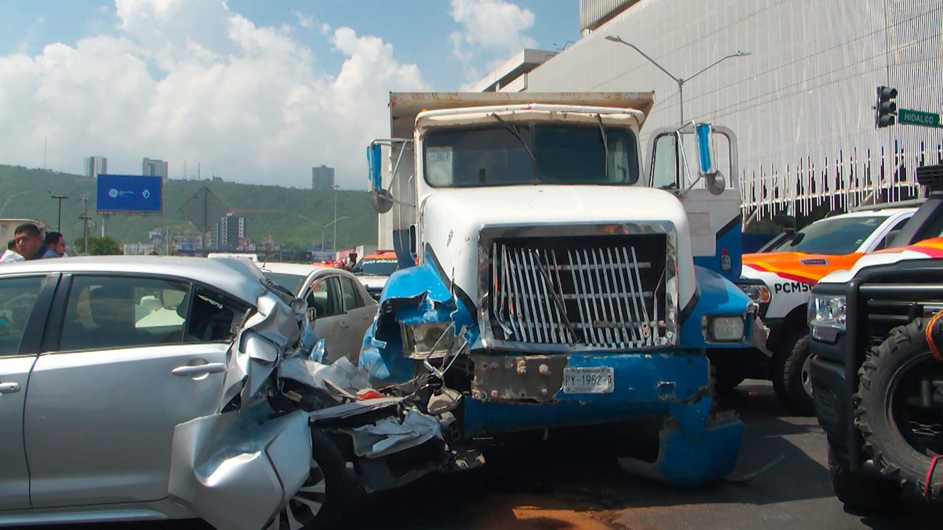 Queda Camión sin Frenos y Choca 8 Carros, en la Avenida Venustiano ...