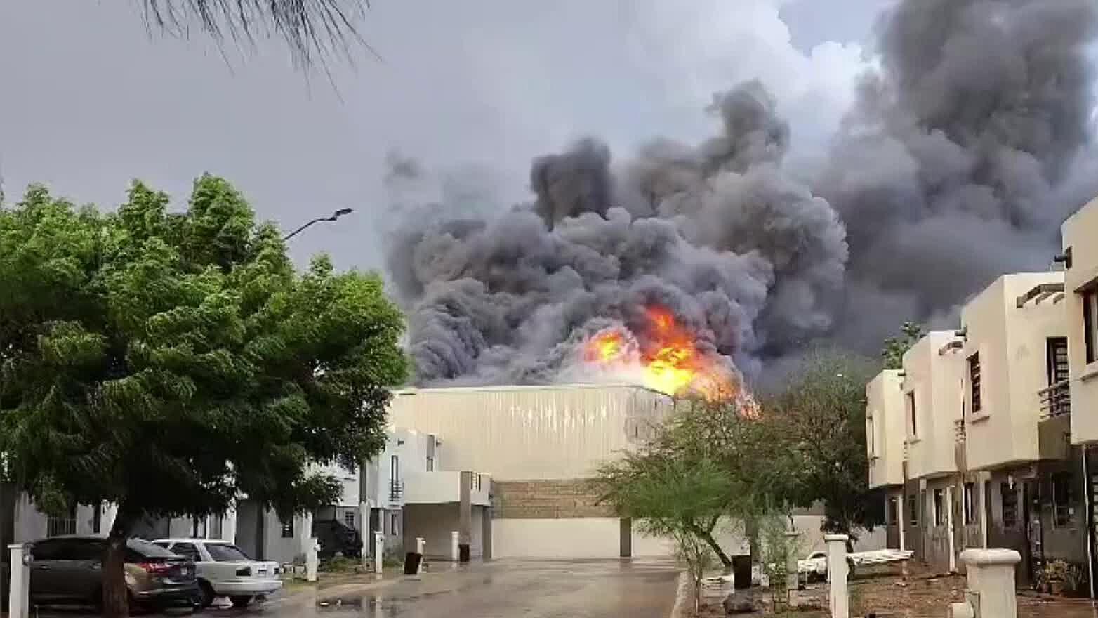 Bomberos Combaten Incendio en Bodega al Poniente de Hermosillo | N+
