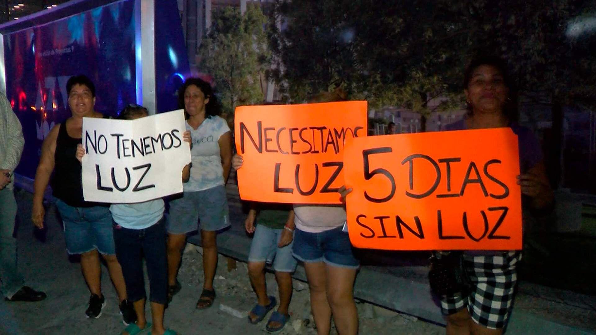 Protestan Vecinos por Falta de Luz, Denuncian no Tener Servicio Desde