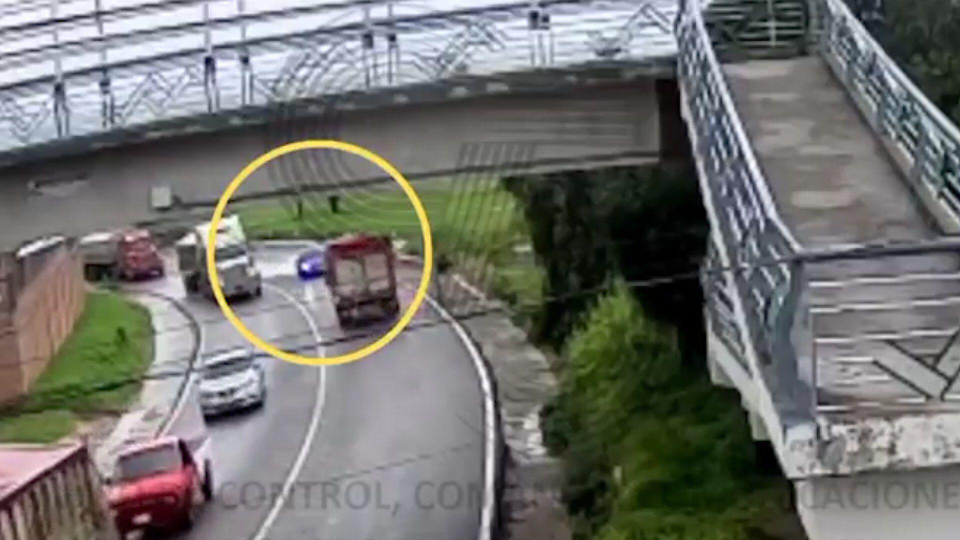 Auto y Camioneta de Carga Chocaron de Frente en Carretera | N+