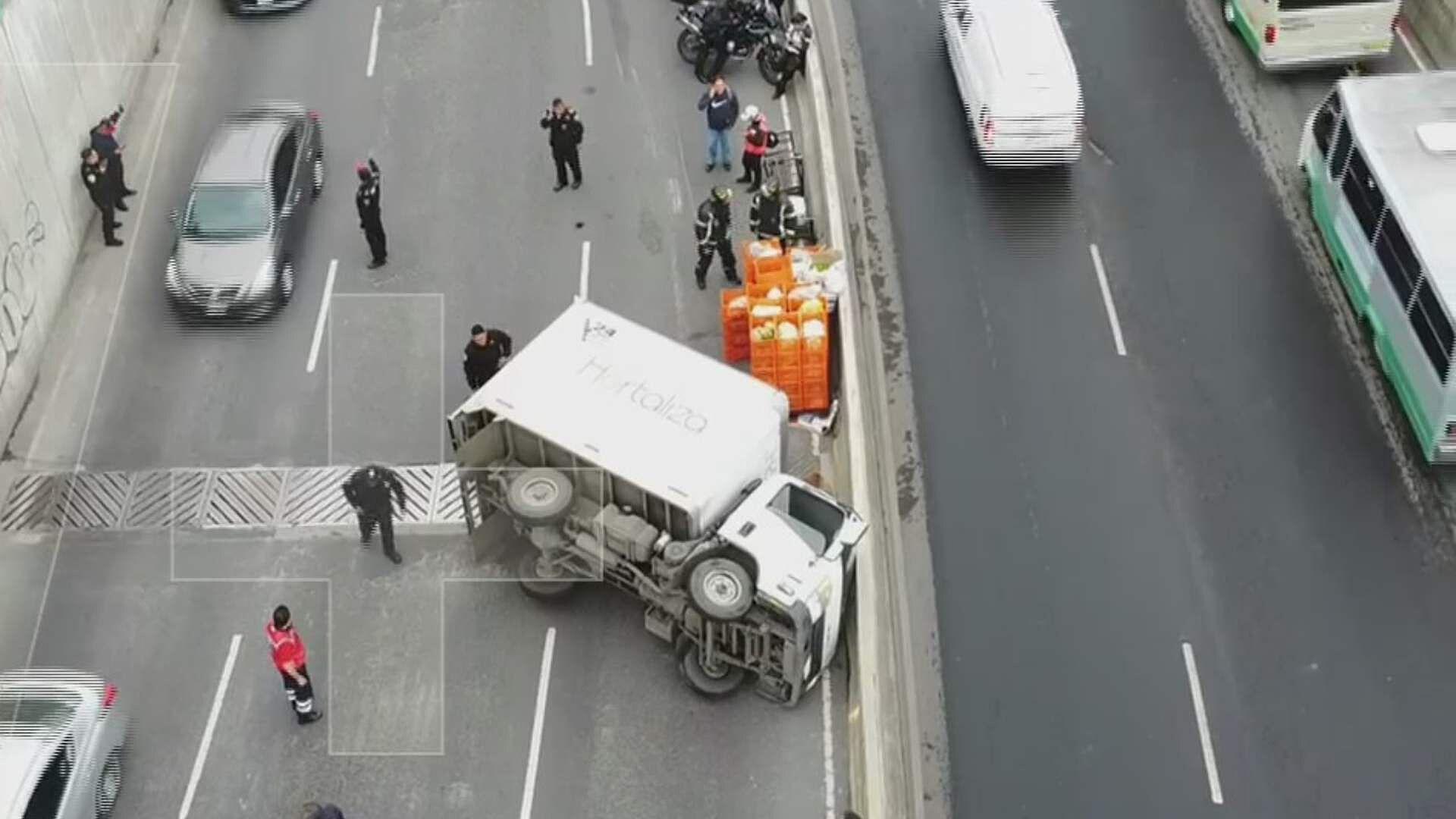 Vuelca Camioneta Cargada con Frutas y Verduras en la Alcaldía Álvaro ...