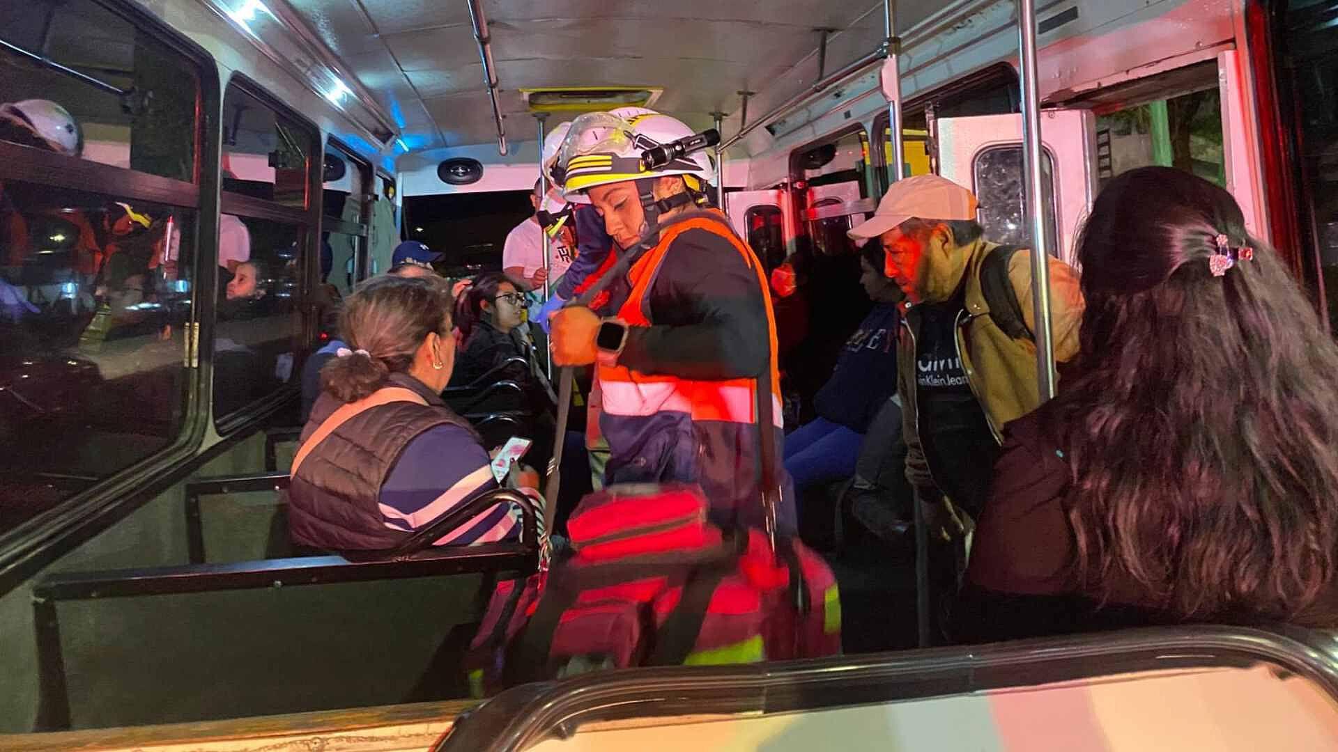 CDMX: Al Menos 14 Personas Lesionadas en Choque de Camioneta contra Microbús en Iztapalapa | N+ FORO