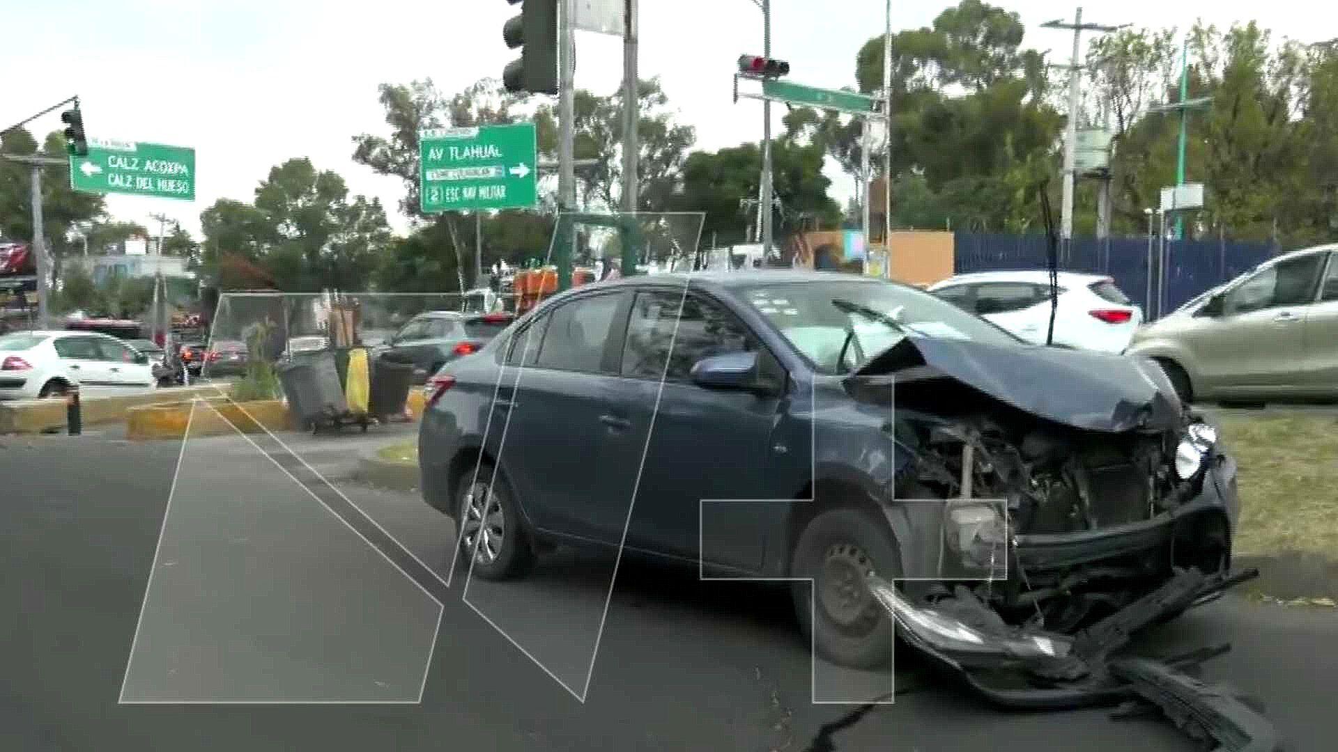 Conductor se Pasa el Alto y Provoca Choque en Coyoacán, CDMX, Hoy Lunes 28 de Octubre de 2024