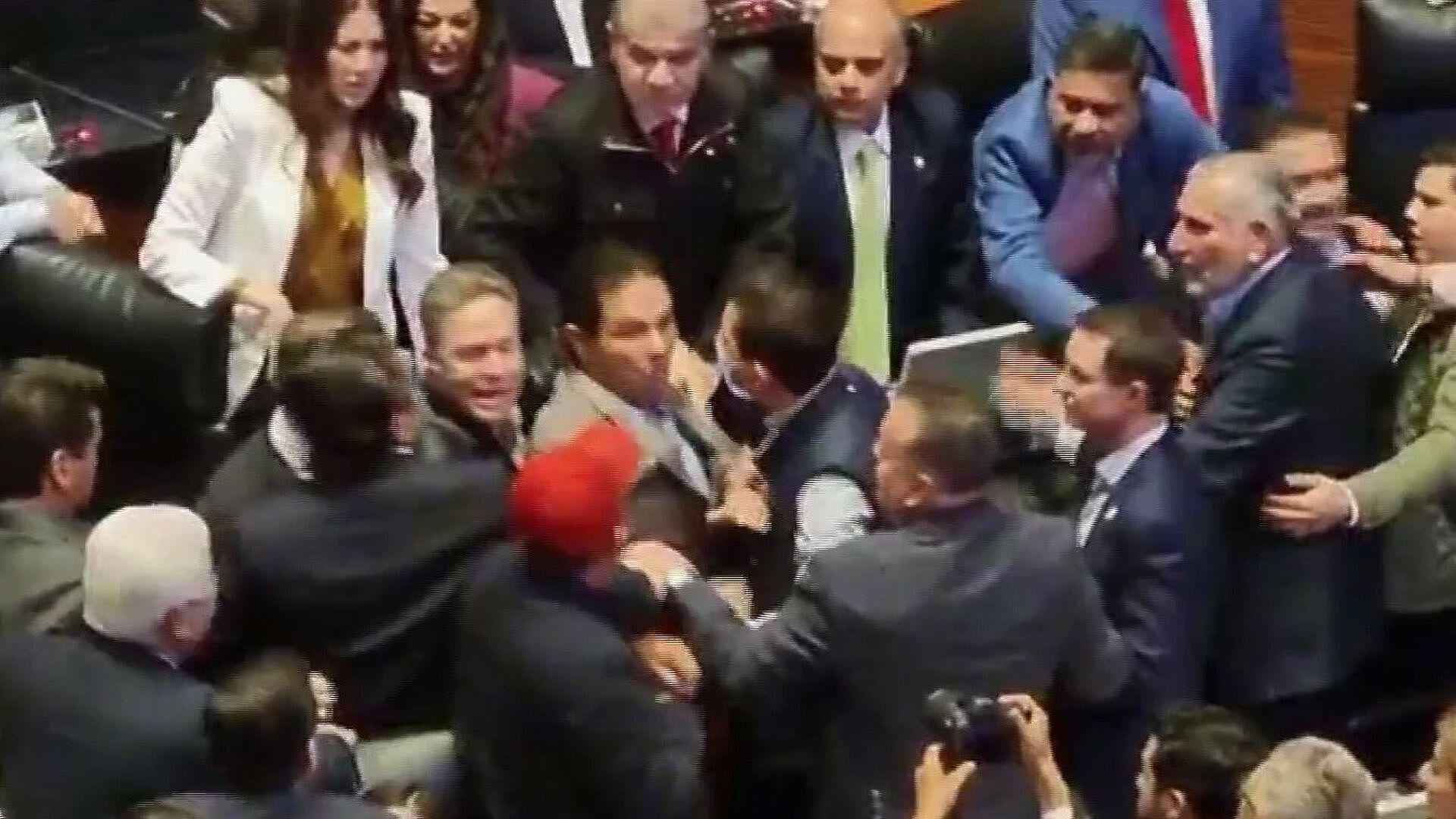 Casi Termina en Golpes Pleito entre Panistas y Morenistas en el Senado