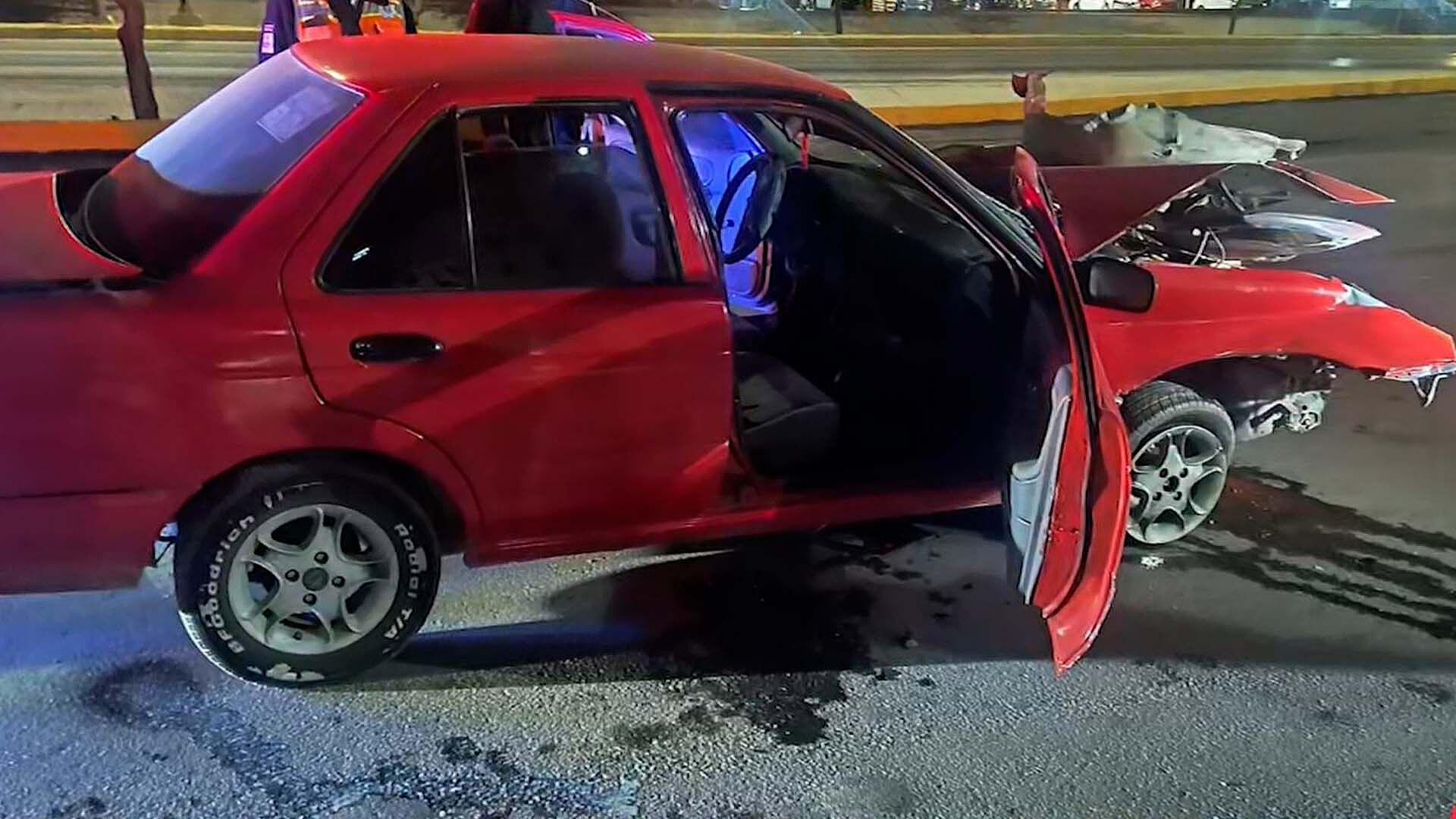 Abandona su Automóvil tras Chocar Contra Poste de Madera en Torreón | N+