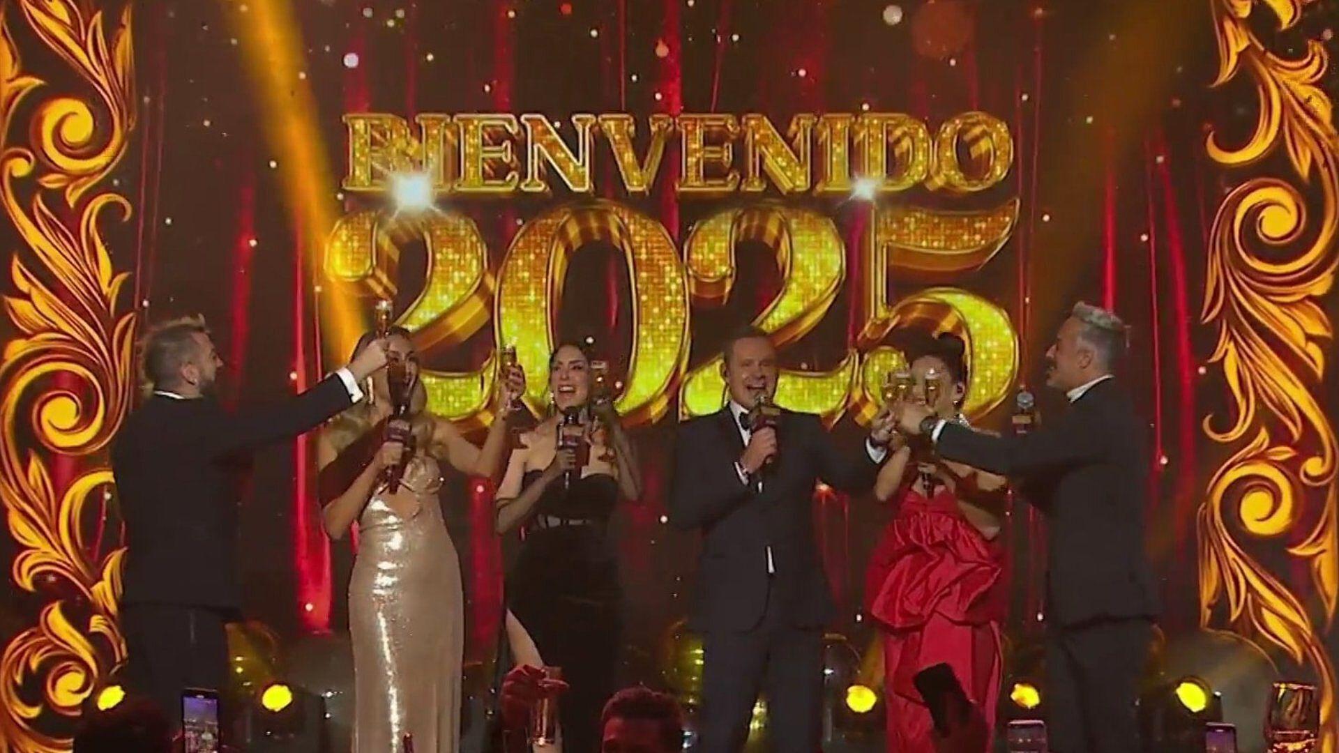 ‘Bienvenido 2025’ Famosos se Reunieron para el Programa Especial de
