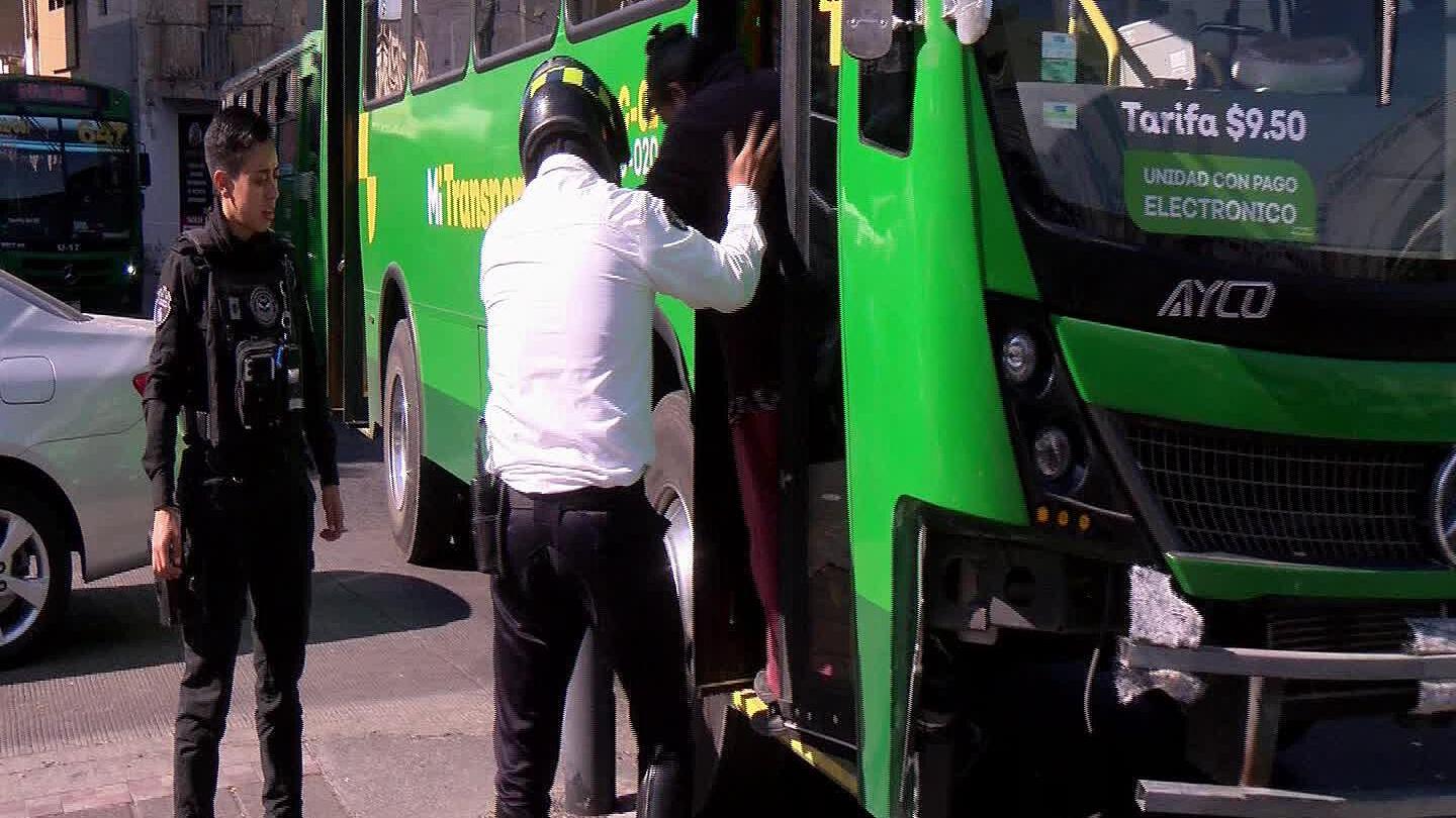 Se Pasa el Alto y Choca con Camión en Guadalajara; Hay 3 Lesionados | N+