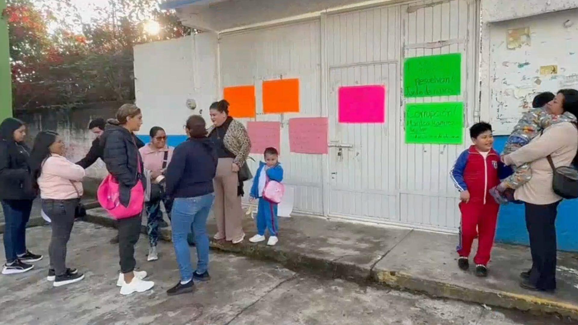 Padres de Familia se Manifiestan en Jardín de Niños por Falta de ...