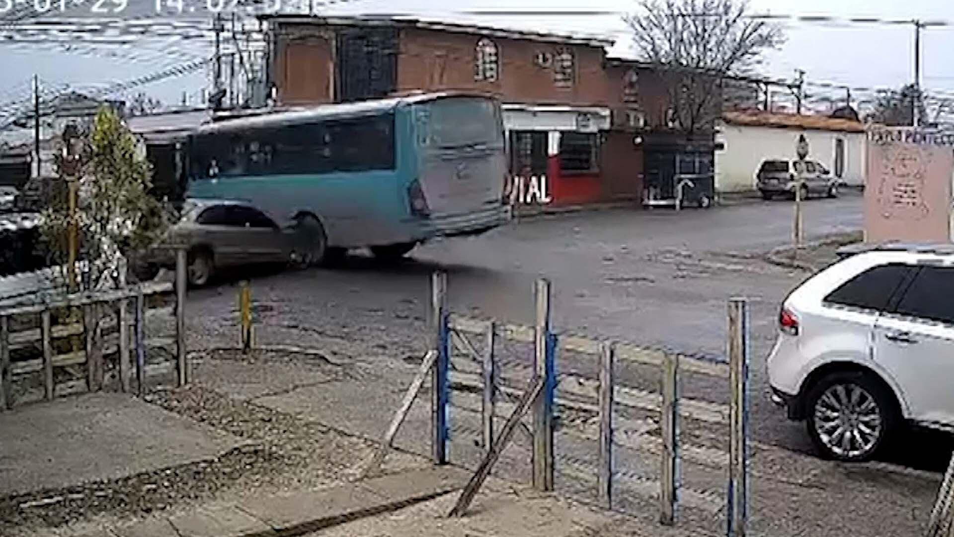 Video: Chófer de Microbus y Conductor Provocan Aparatoso Accidente en ...