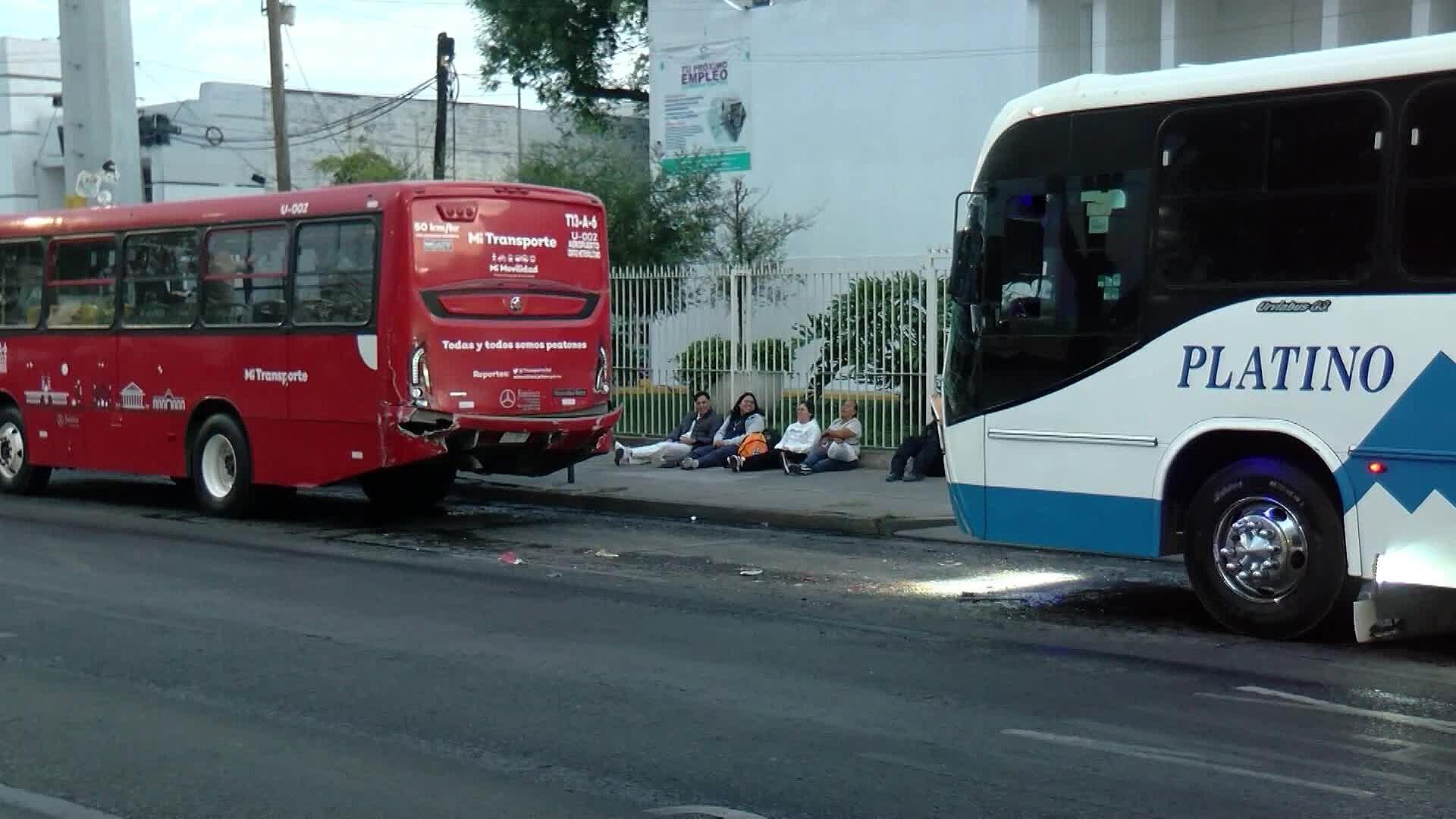 Chofer de Camión de Pasajeros Se Queda Dormido y Choca Contra Unidad