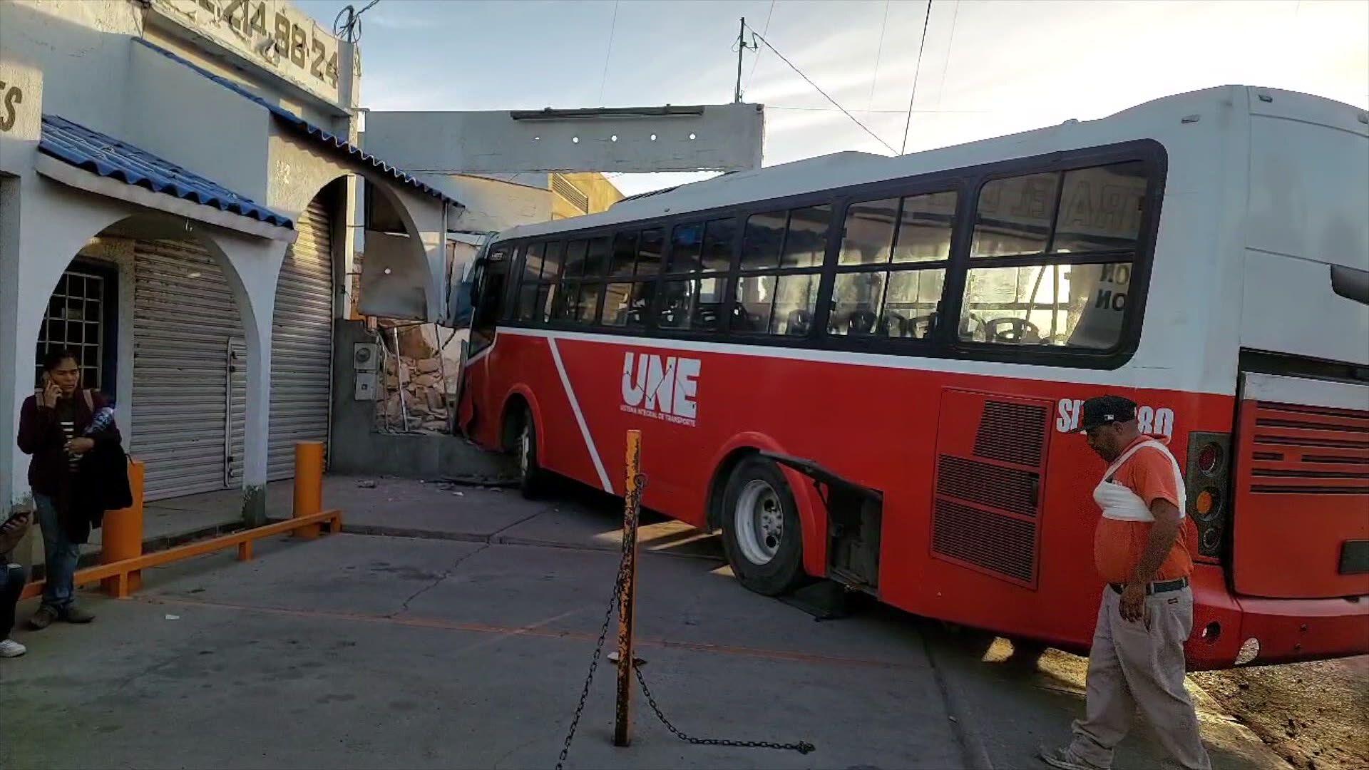 Choca Camión Urbano y Auto al Norte de Hermosillo; Hay 6 Personas Lesionadas