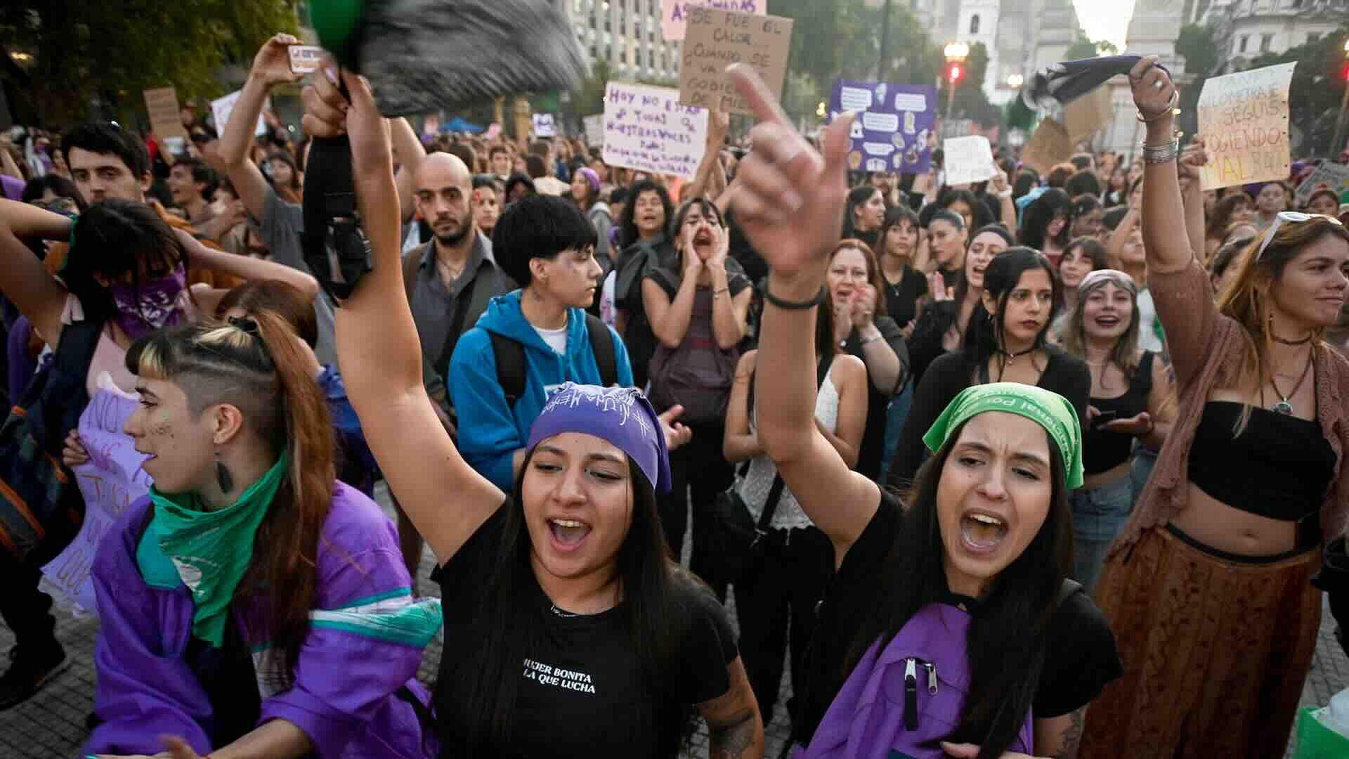 Miles de Mujeres Marchan en América Latina Exigiendo Equidad y Fin a la ...