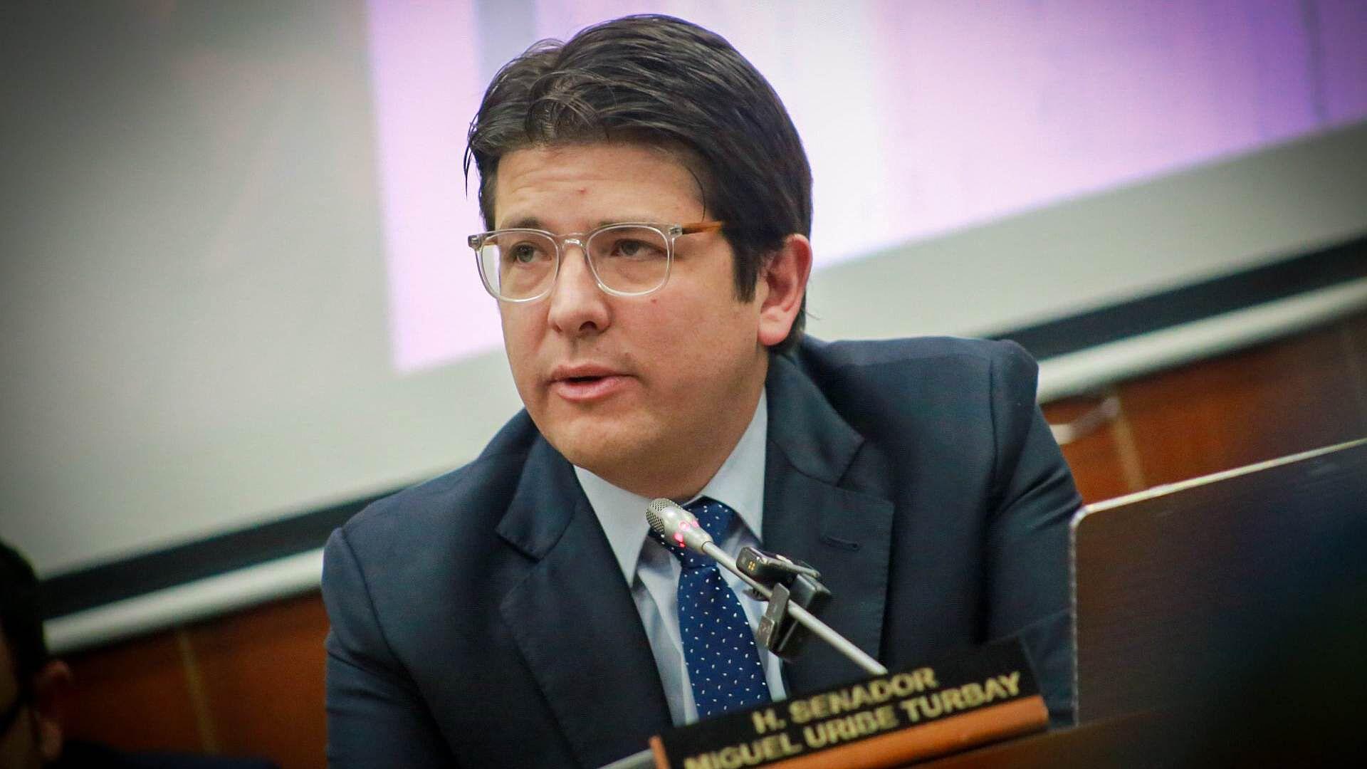 Miguel Uribe Sobrevive Atentado en Plena Campaña; Detienen al Presunto  Agresor