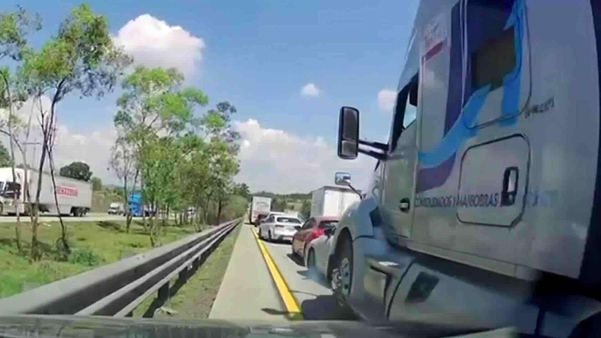 Tráiler Provoca Carambola en la México-Querétaro | N+