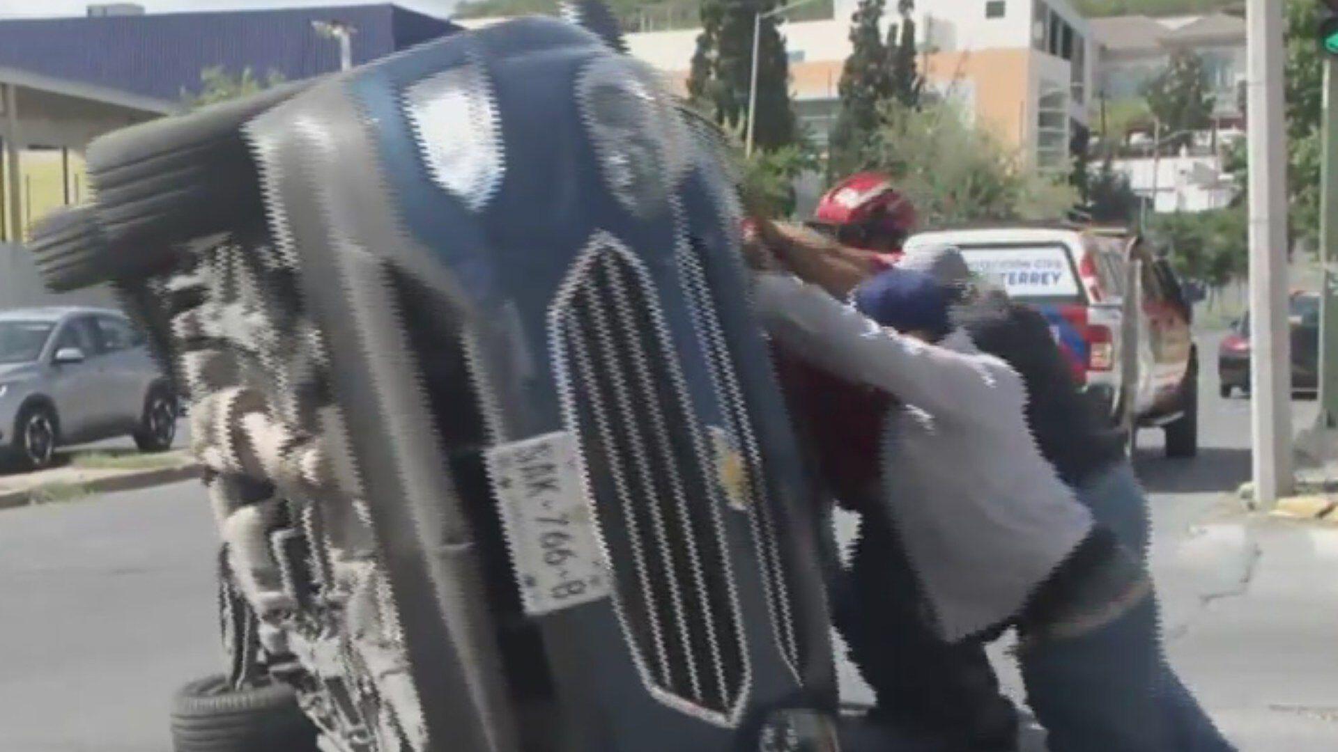 Conductor Choca y Vuelca su Auto Tras Pasarse un Alto en Monterrey | N+