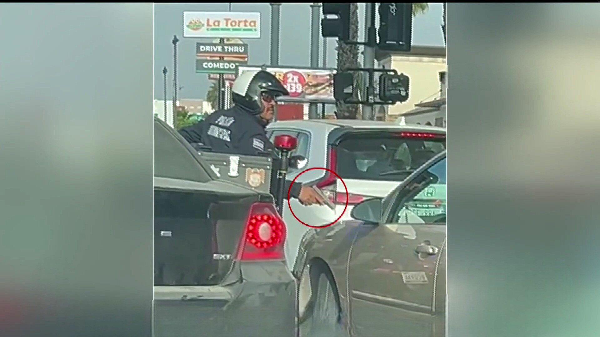 VIDEO: Captan a Policía de Tránsito Sacando su Arma y Amenazando a ...
