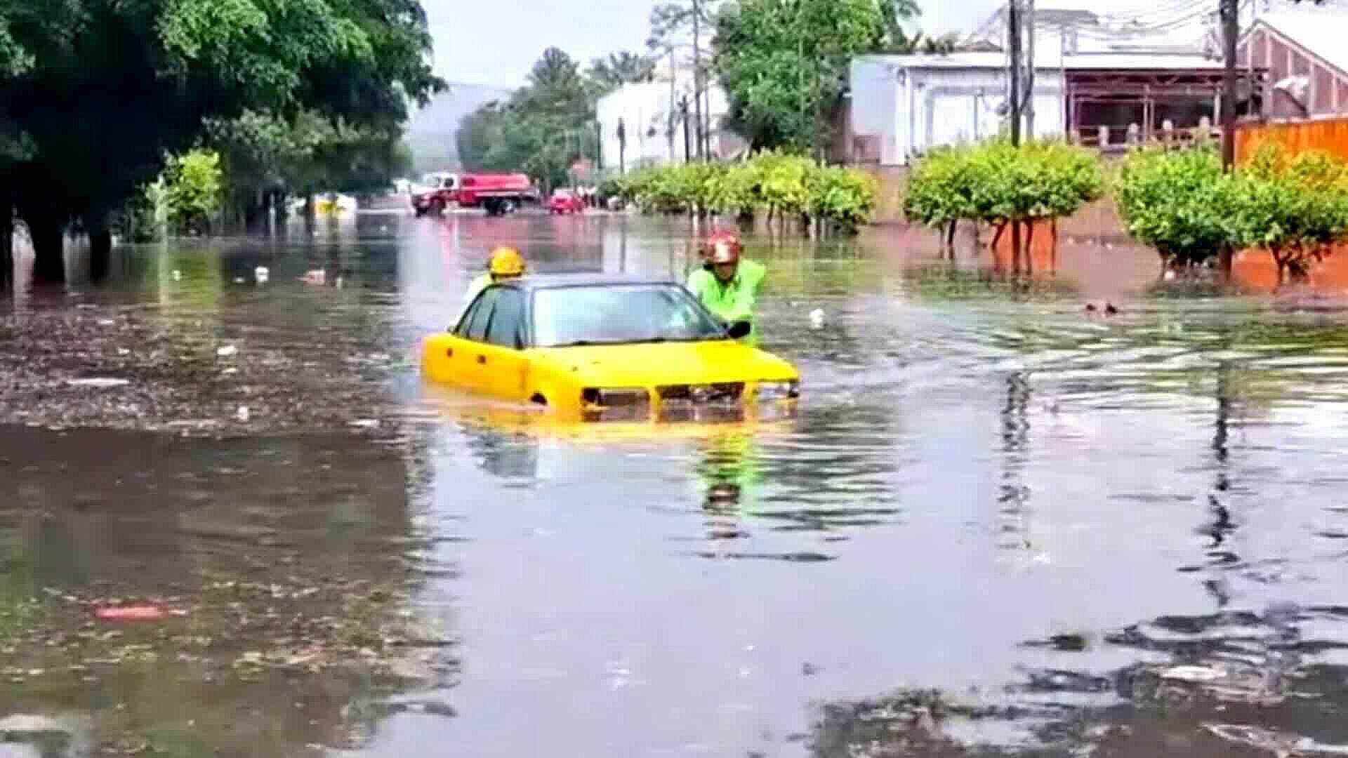 Tormenta Inunda Calles de Guadalajara; Agua Supera 30 cm y Autos Quedan ...