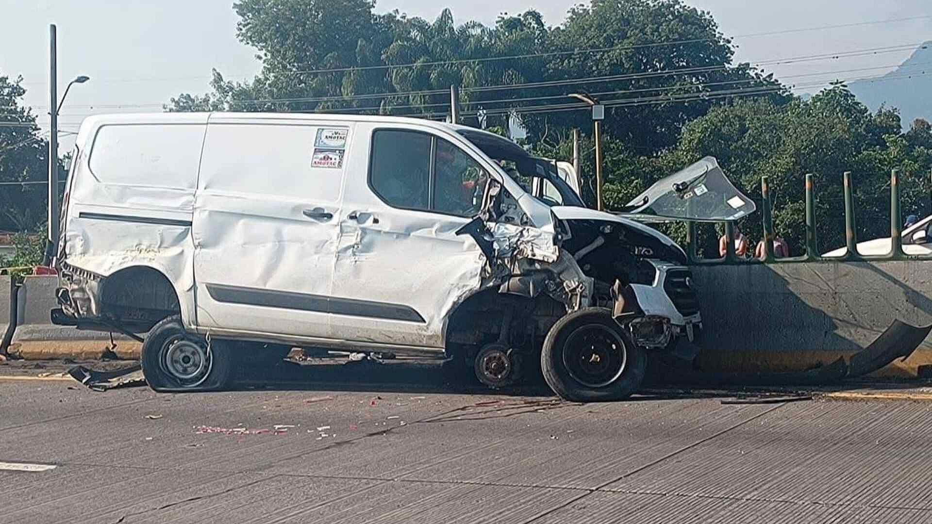 Camioneta se Impacta Contra Muro de Contención en Autopista Córdoba ...