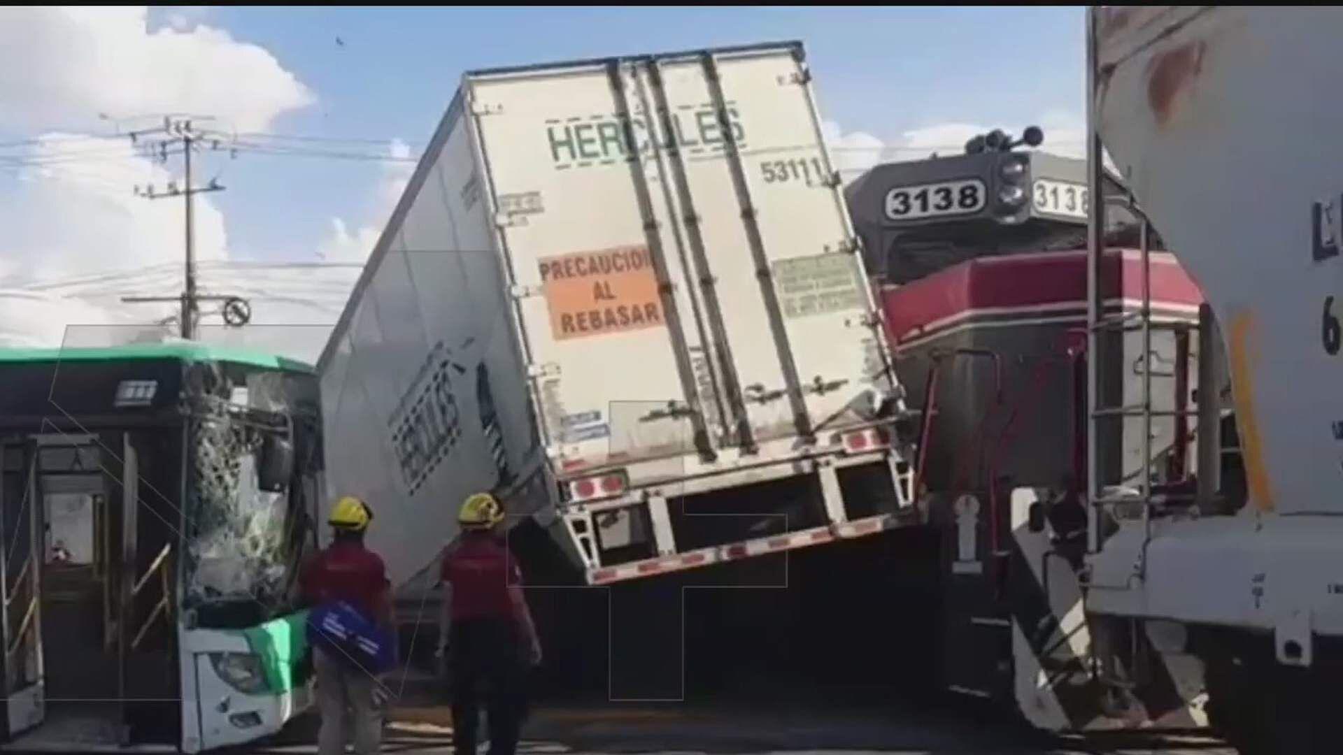 Tráiler Intenta Ganarle el Paso al Tren y lo Embiste en Escobedo | N+