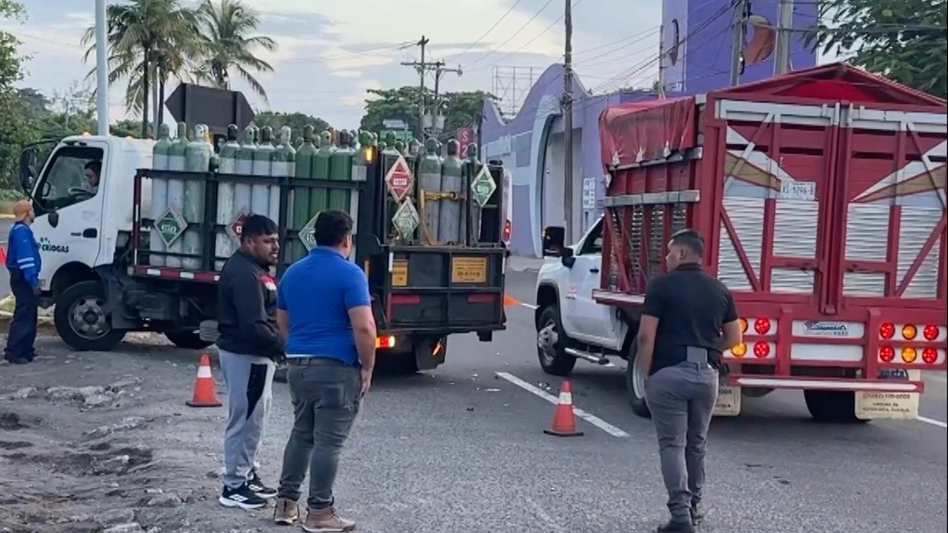 Camión de Carga Choca Contra Vehículo que Transportaba Gas en Veracruz | N+