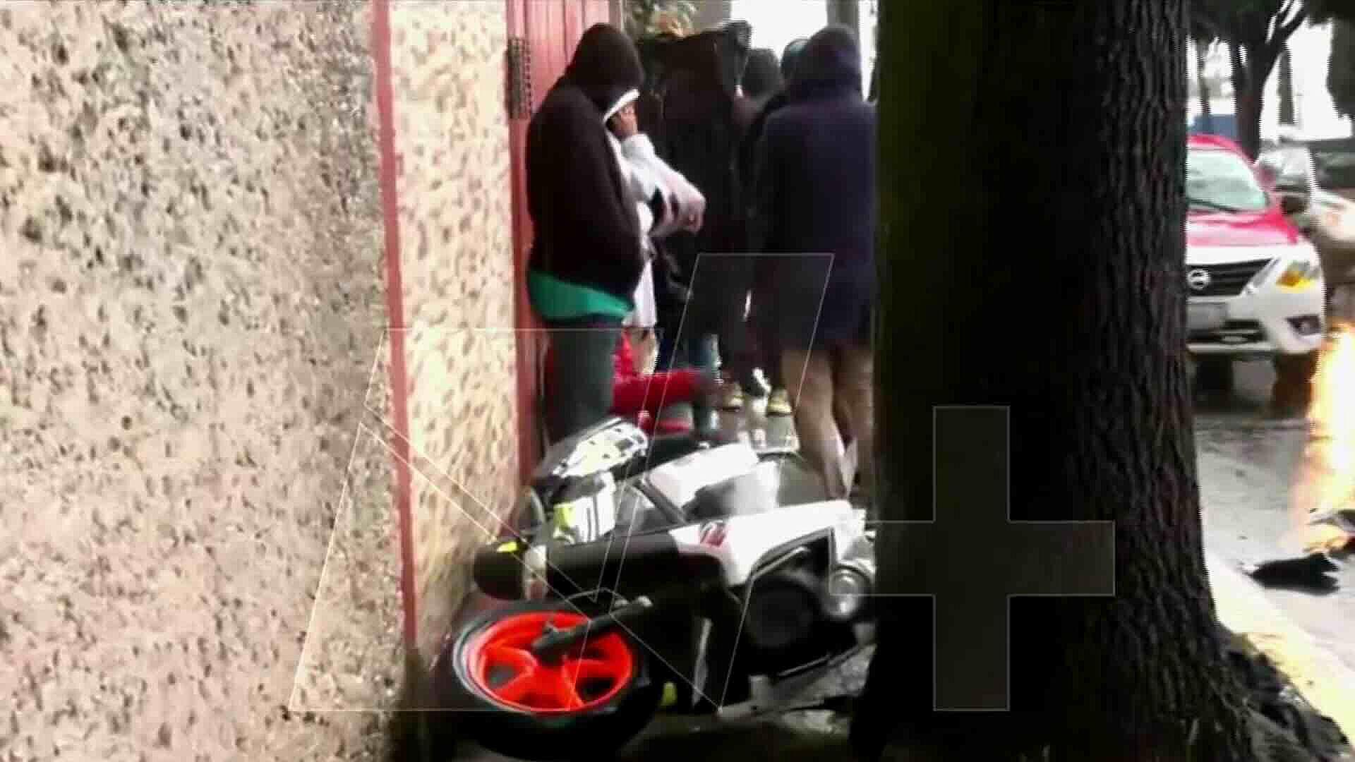 Camioneta Arrolla a Motociclista y lo Lanza a la Banqueta en Lomas de ...
