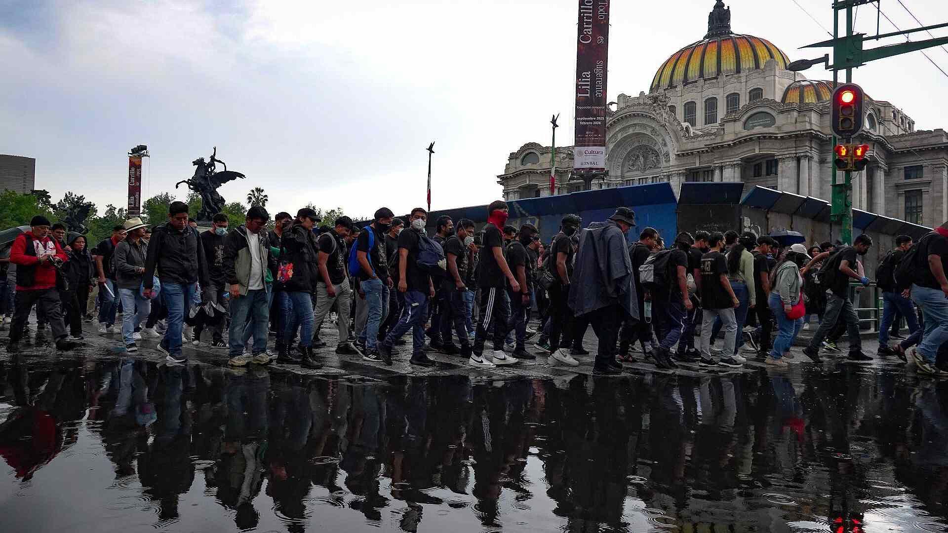 Miles de Personas Marchan en CDMX a 11 Años de la Desaparición de los ...