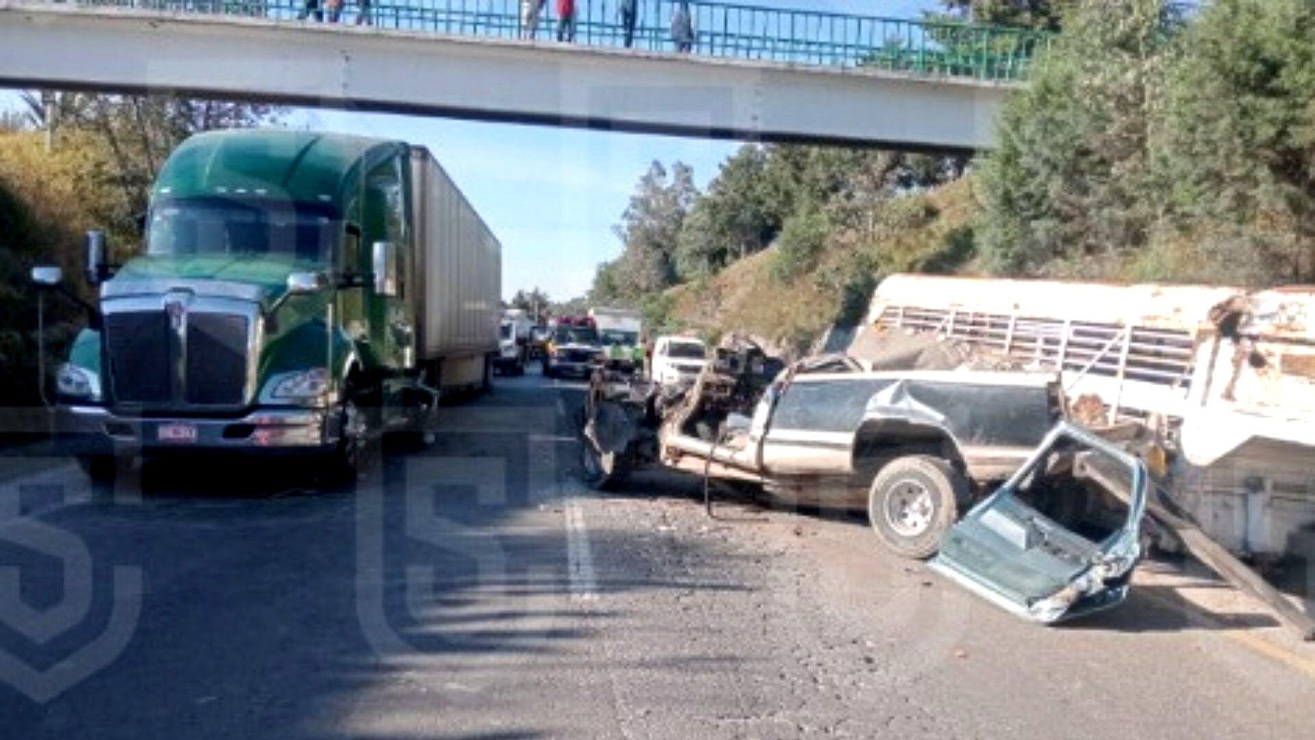 Choque entre Camioneta y Tráiler Deja Un Muerto en la Carretera Toluca ...