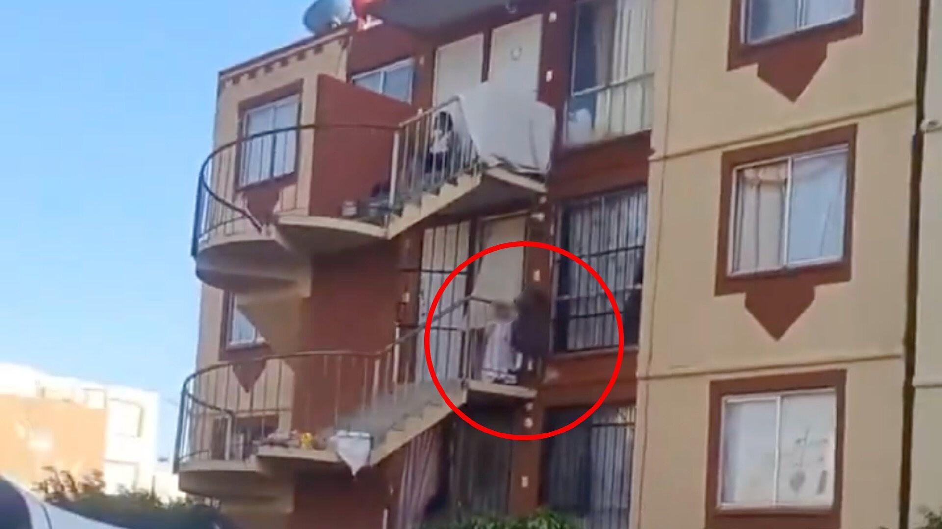 Una Niña Estuvo A Punto de Caer del Segundo Piso de un Edificio | N+ ...