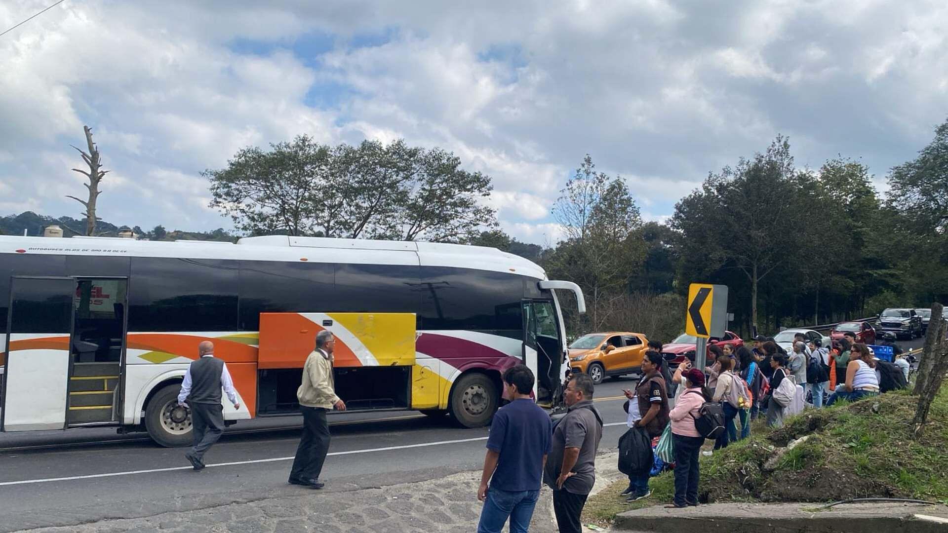 Accidente Entre Camioneta y Autobús de Pasajeros Deja Personas
