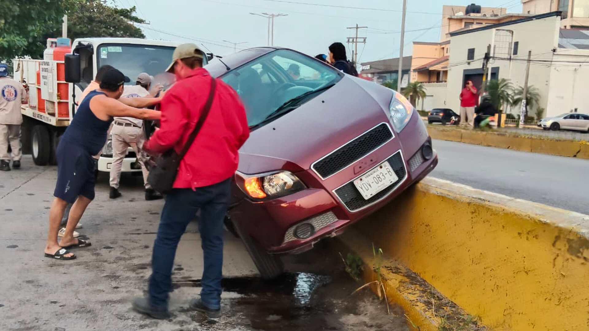 Conductor Pierde el Camino y Se Sube a Muro de Puente Vehicular en Boca ...