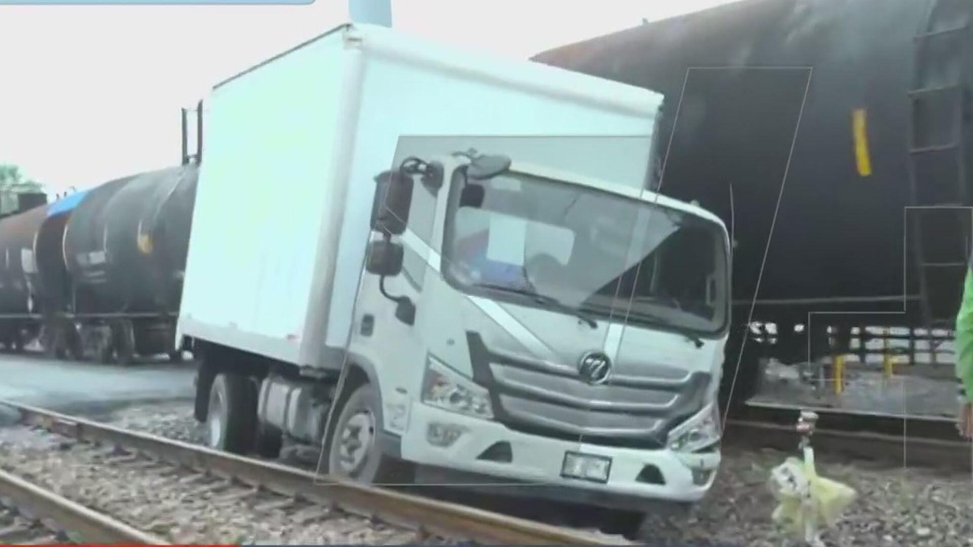 Intenta Ganarle El Paso Camión de Carga al Tren en Avenida Juan Pablo ...