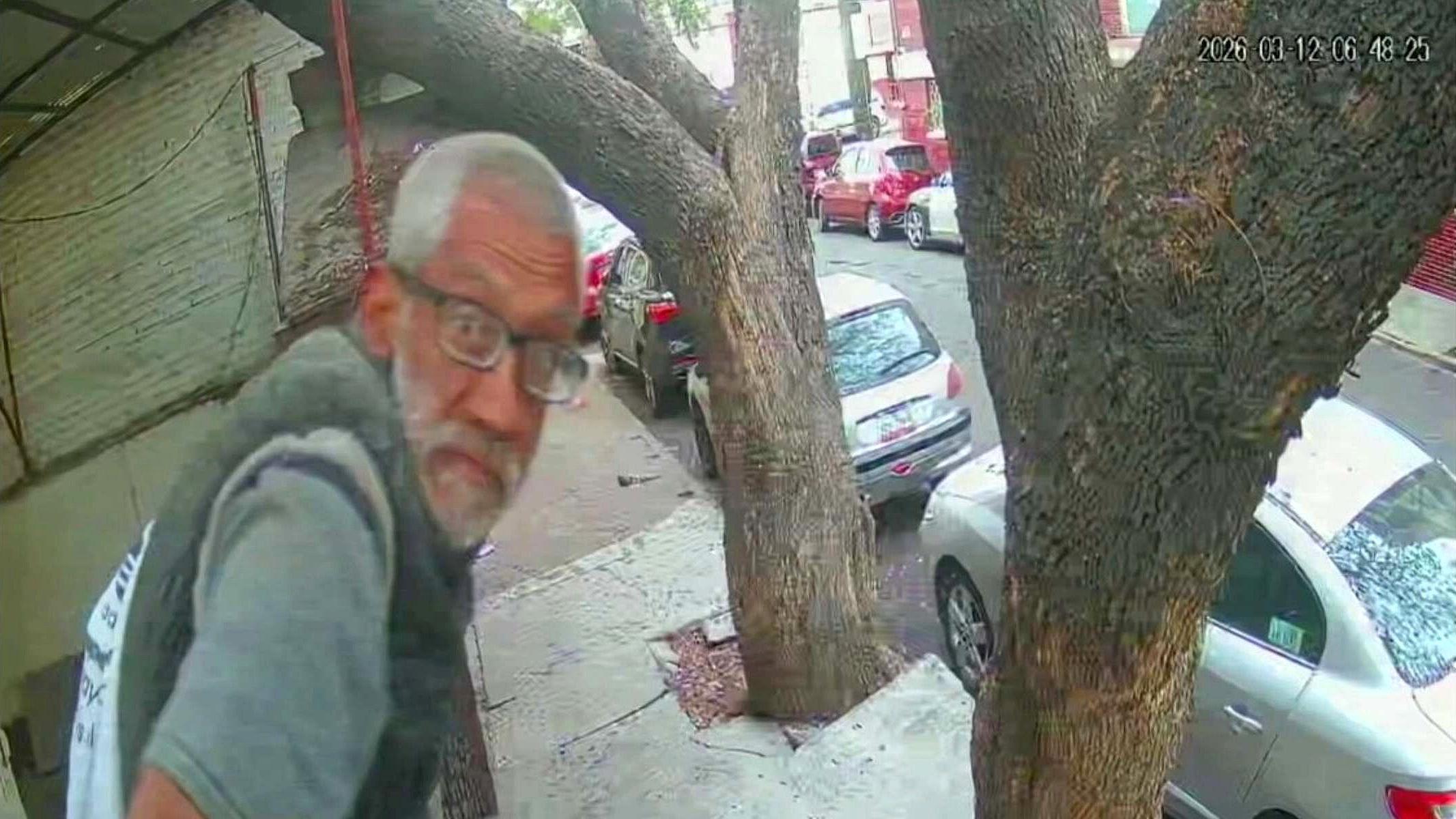 ¿Lo Reconoces? Captan a Hombre de la Tercera Edad Robando en Casas de ...