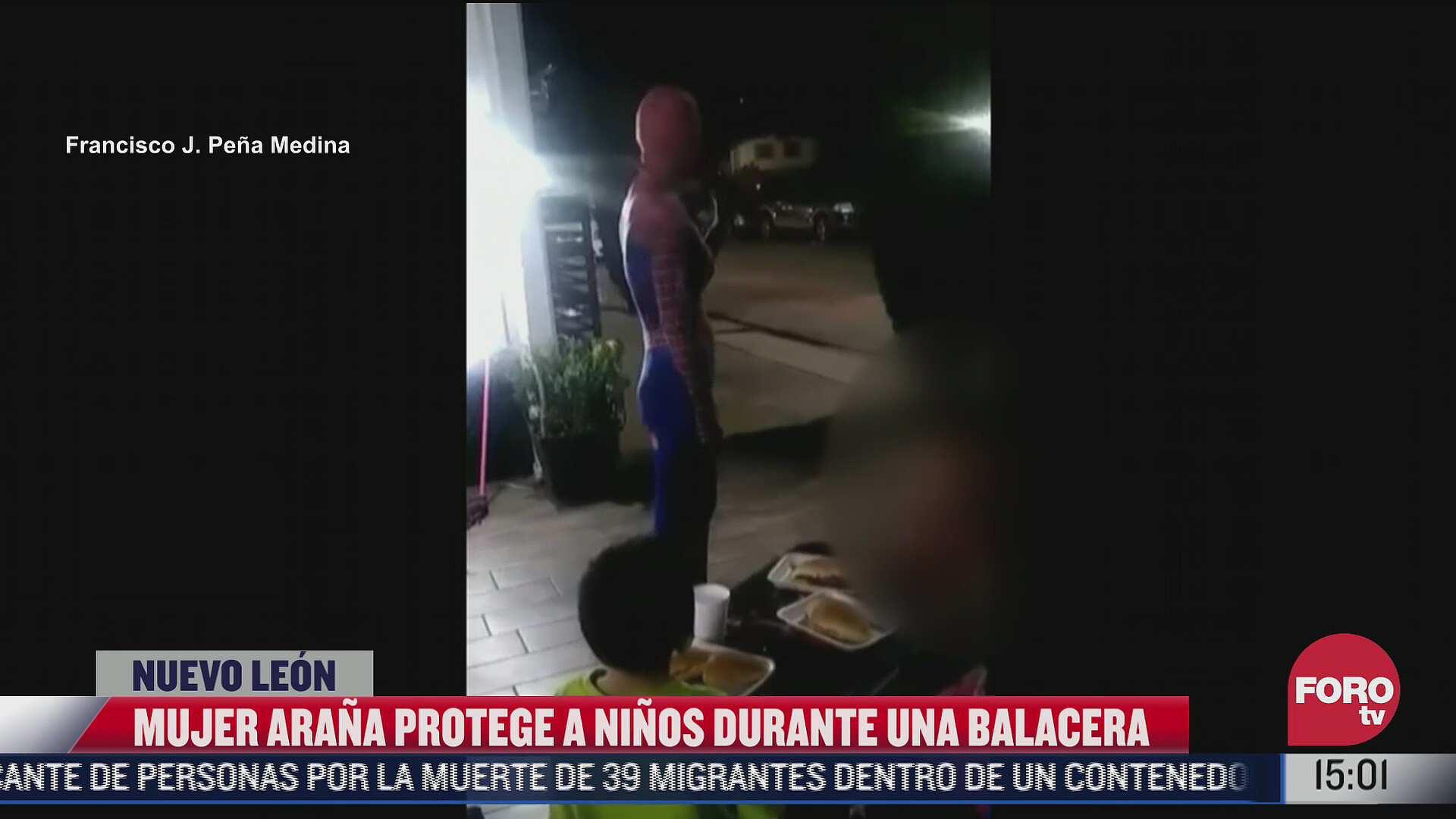 ‘Mujer araña’ protege a niños durante una balacera