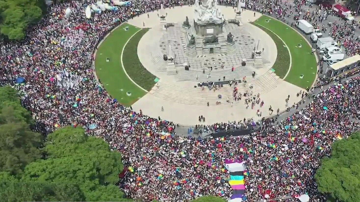 Participan 250 mil personas en marcha del orgullo LGBTTTIQ+ en CDMX | N+