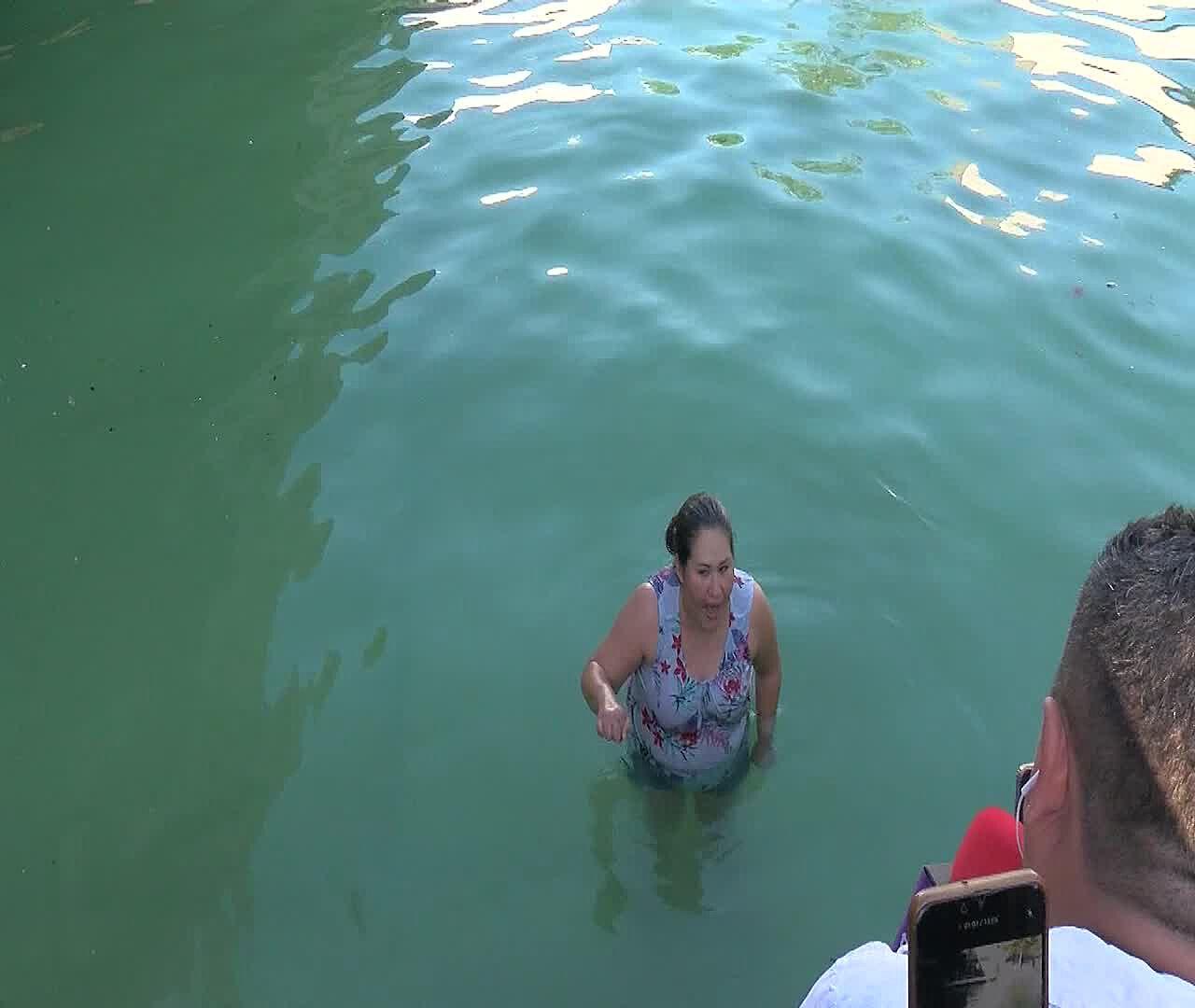 Regios hacen "baño masivo" en Paseo Santa Lucía