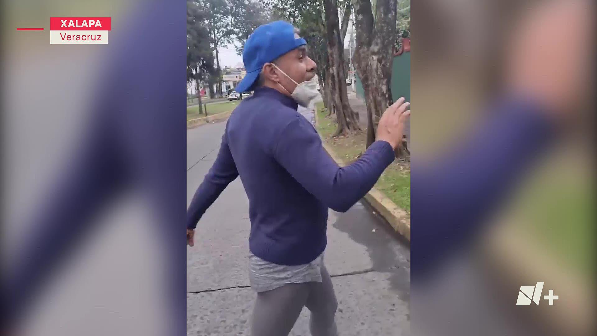 Lo Has Visto? Sujeto Enseña su Pene a Mujeres en la Calle