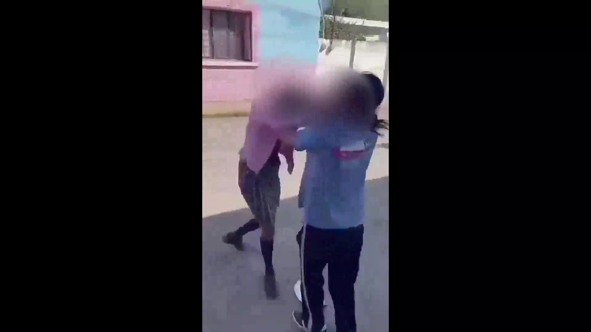 Jovencitas se pelean a golpes