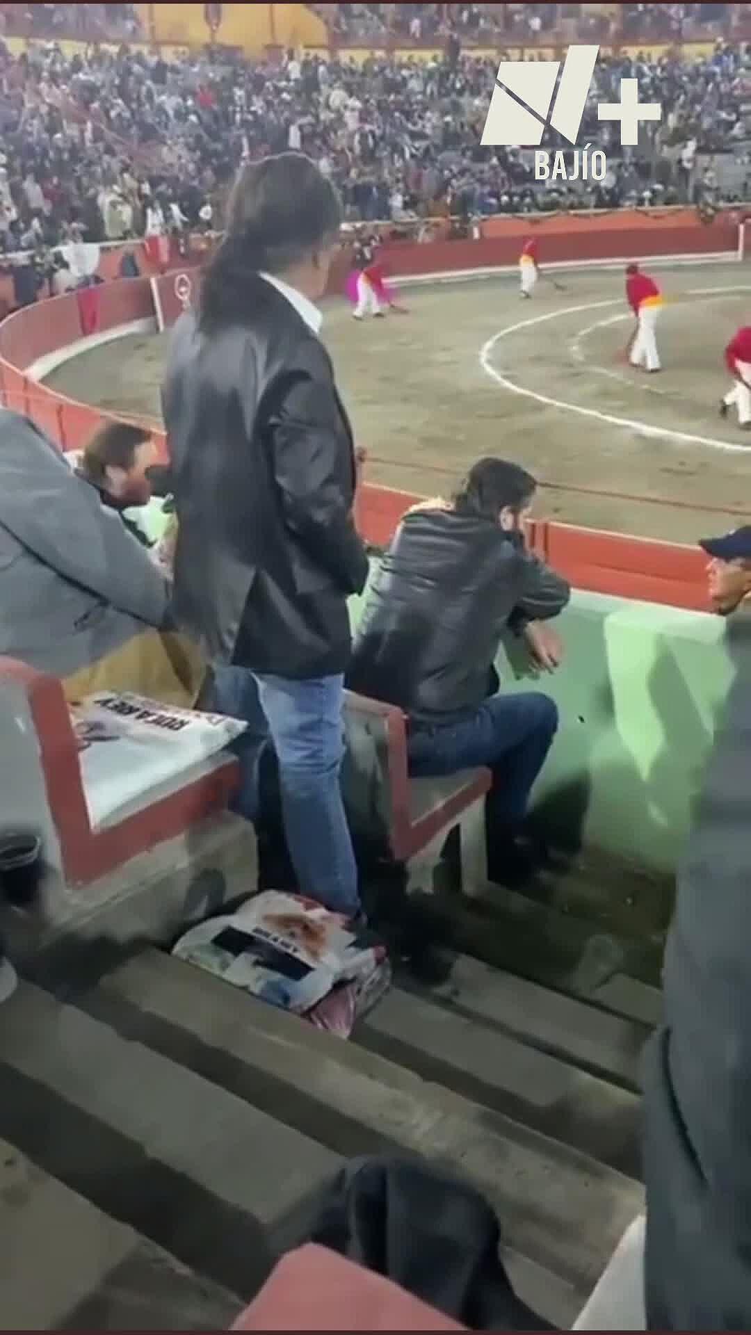 Hombre Orina En Gradas De Una Plaza De Toros N 1792