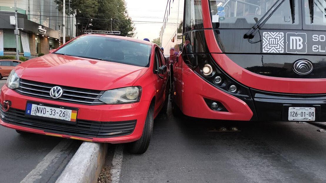 Choca Automóvil Con Metrobús De Línea 3 En Cdmx N 4474