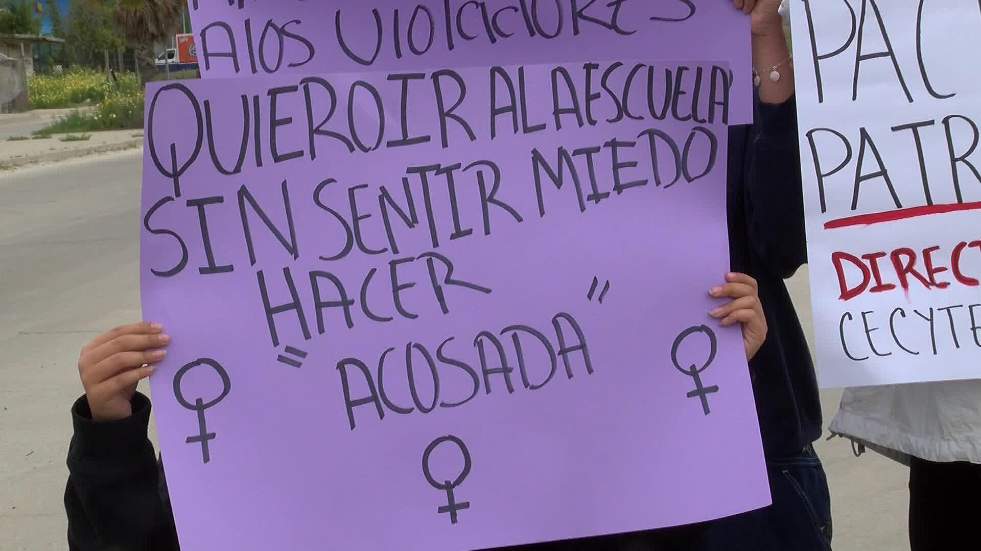 Madres de Familia Se Manifiestan en Contra de Maestro en Cecyte de Ensenada