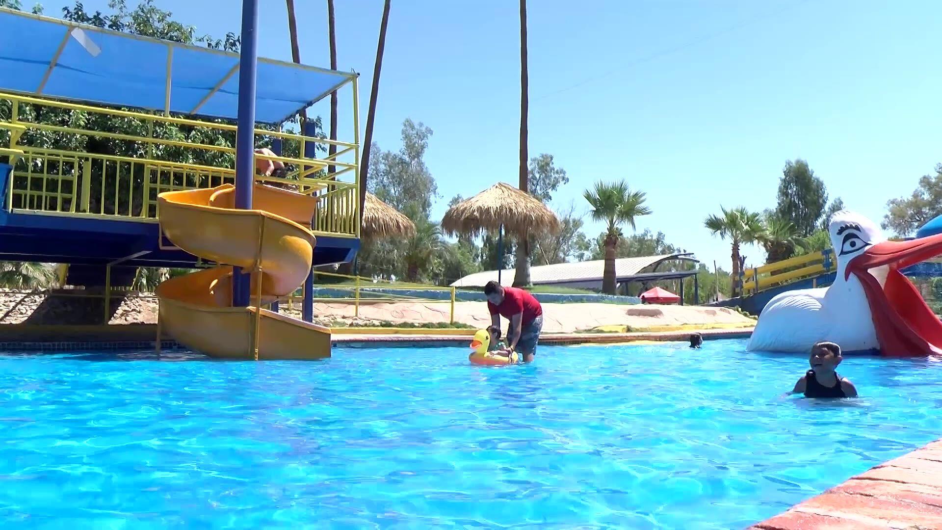 Familias de Mexicali Escapan del Calor en Albercas del Bosque de la Ciudad