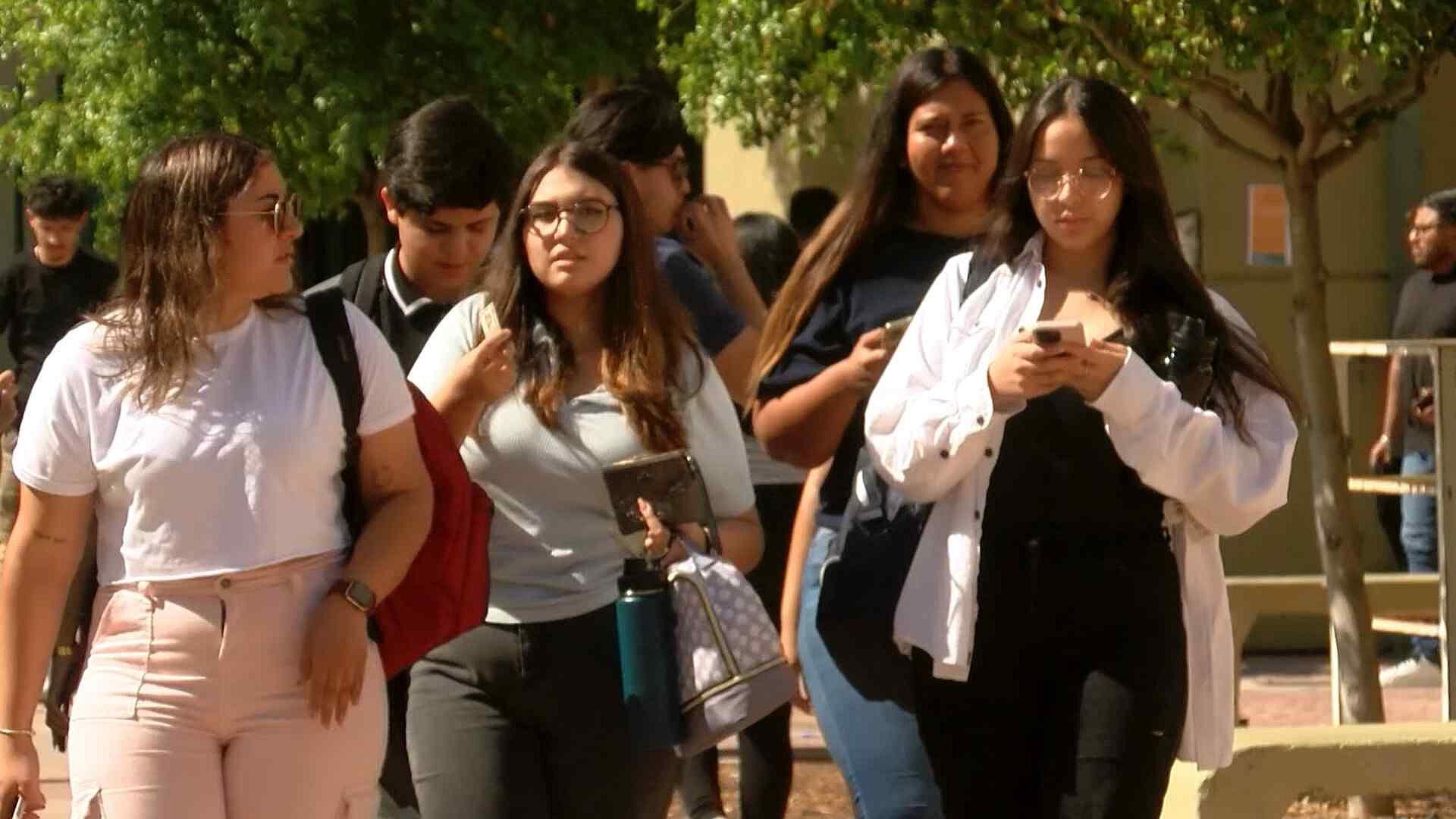Regresan a Clases 68,000 Estudiantes de UABC en Baja California | N+