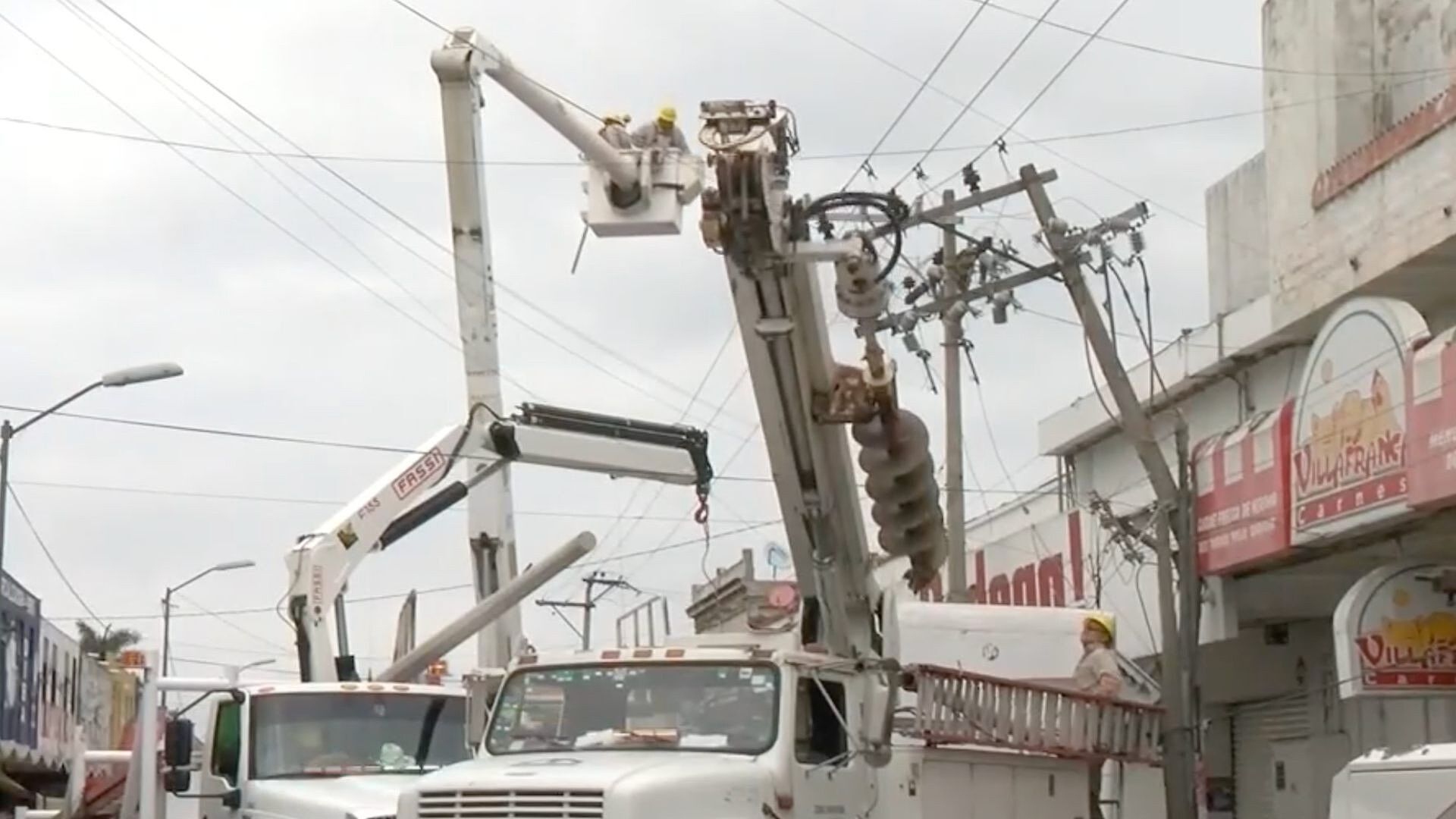 Camión Daña Postes de CFE y Deja a Ciudadanos Sin Luz | N+