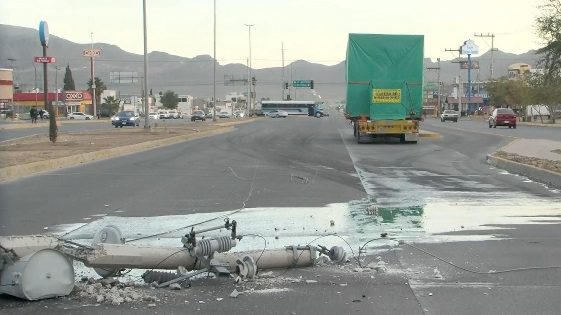 Tráiler Derriba Poste de CFE y Deja Sin Luz a Colonia al Norte de ...